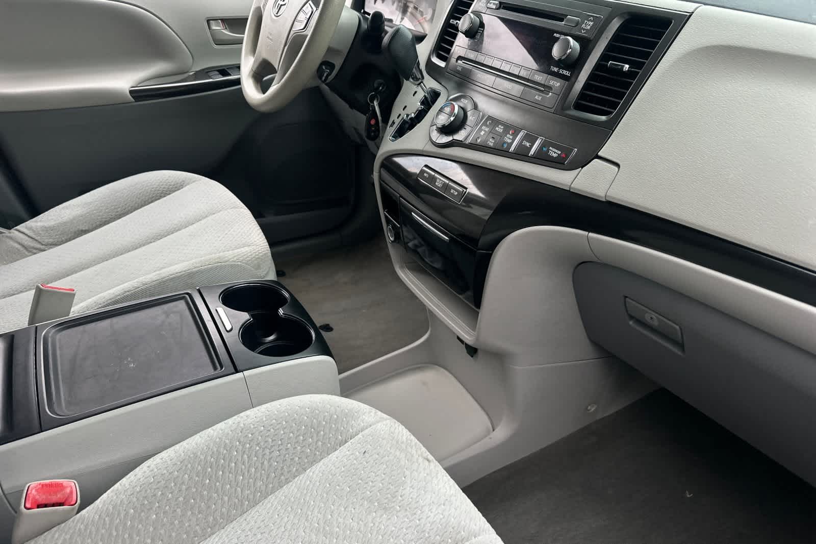 Thumbnail: 2014 Toyota Sienna - 20