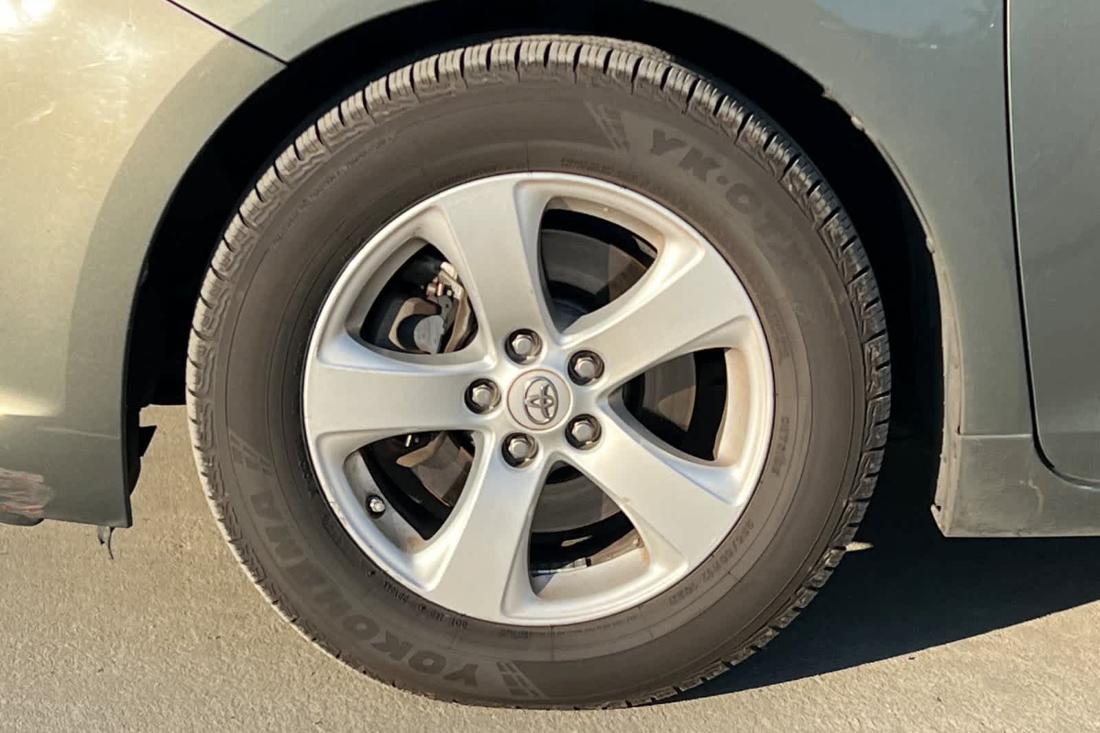 Thumbnail: 2014 Toyota Sienna - 27