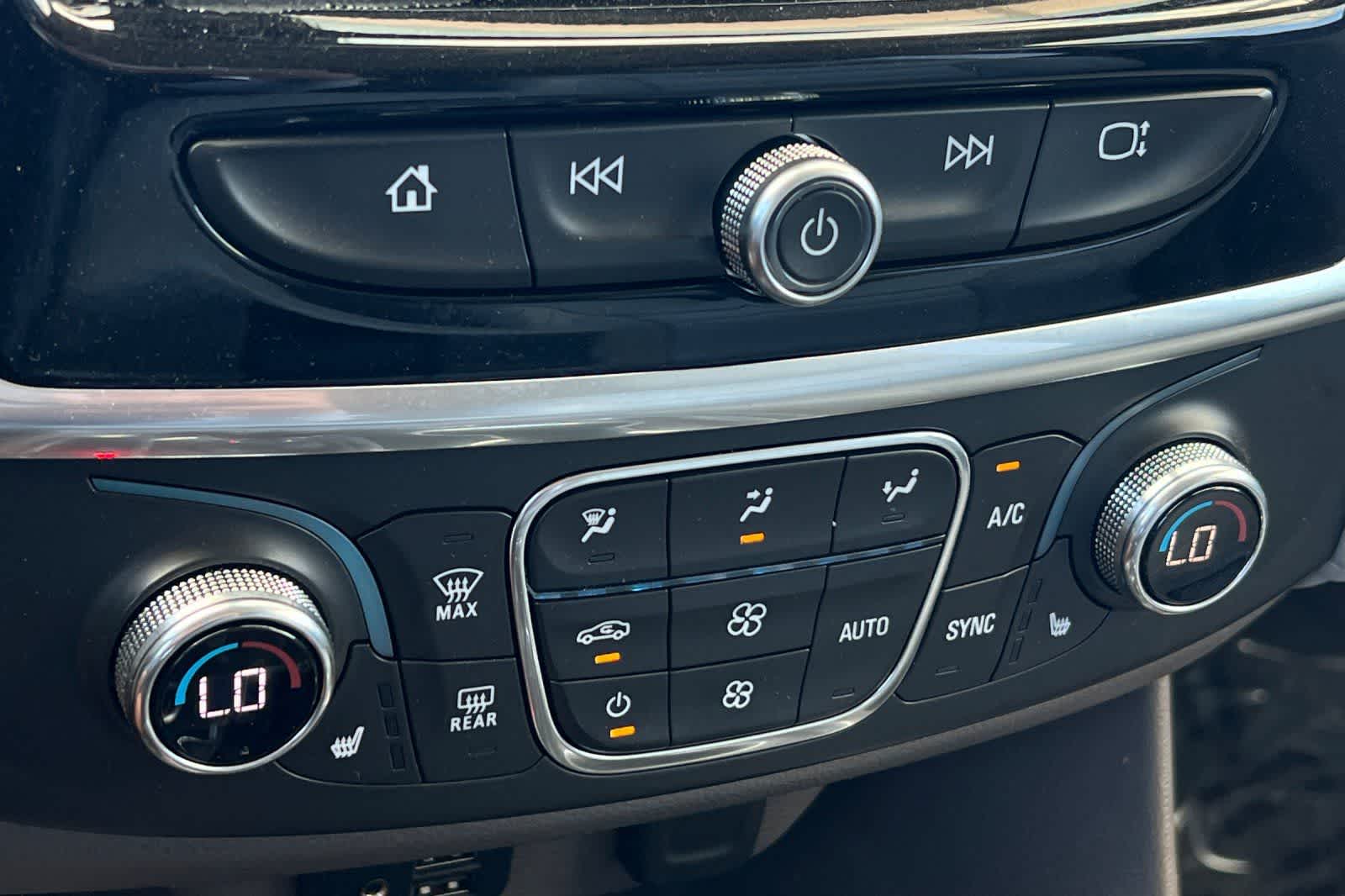 Thumbnail: 2020 Chevrolet Traverse - 24