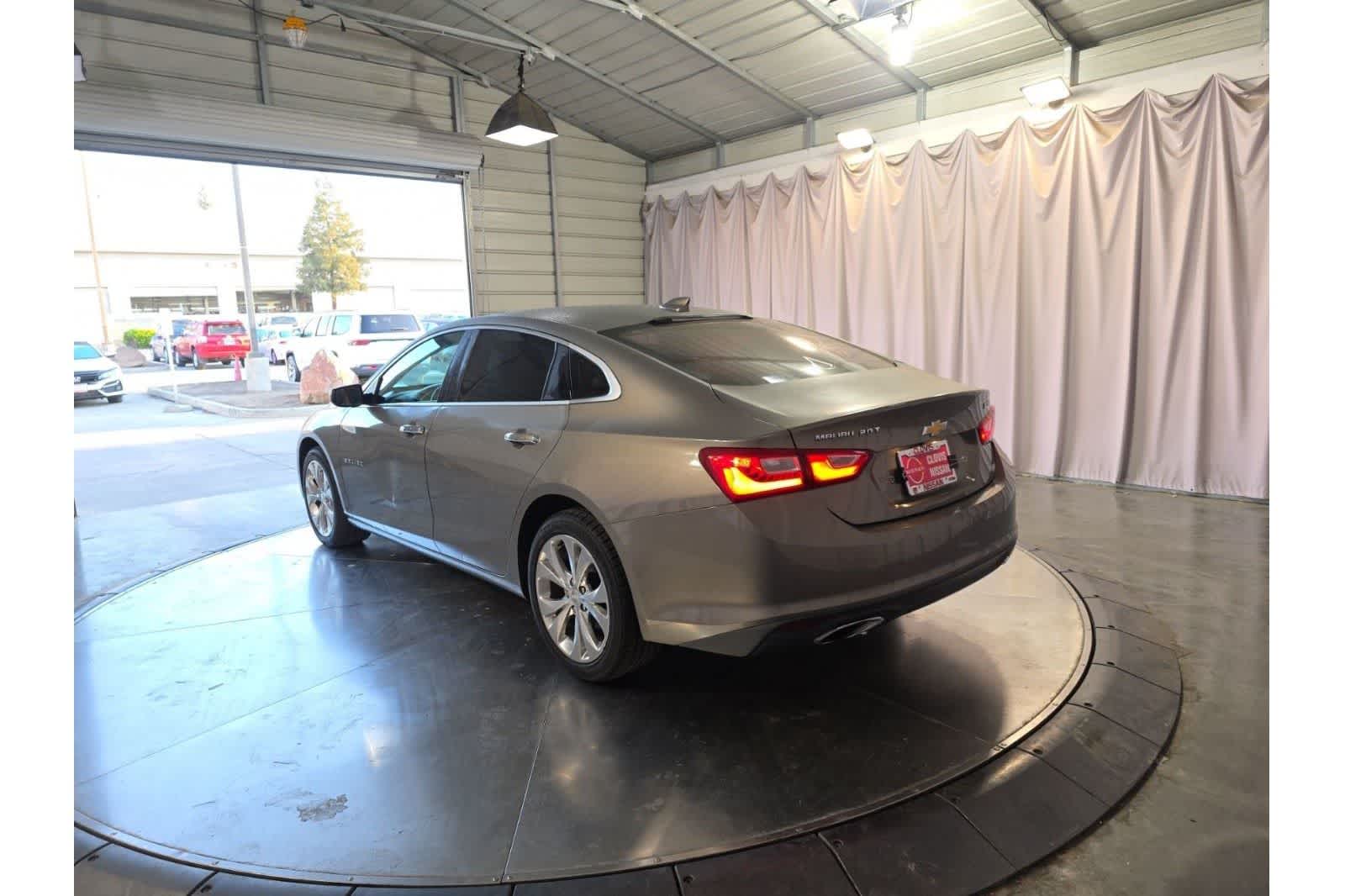 Thumbnail: 2017 Chevrolet Malibu - 8