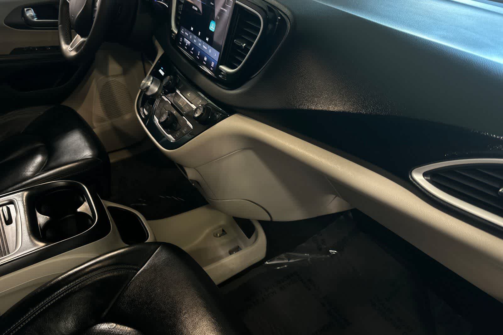 Thumbnail: 2022 Chrysler Pacifica - 20