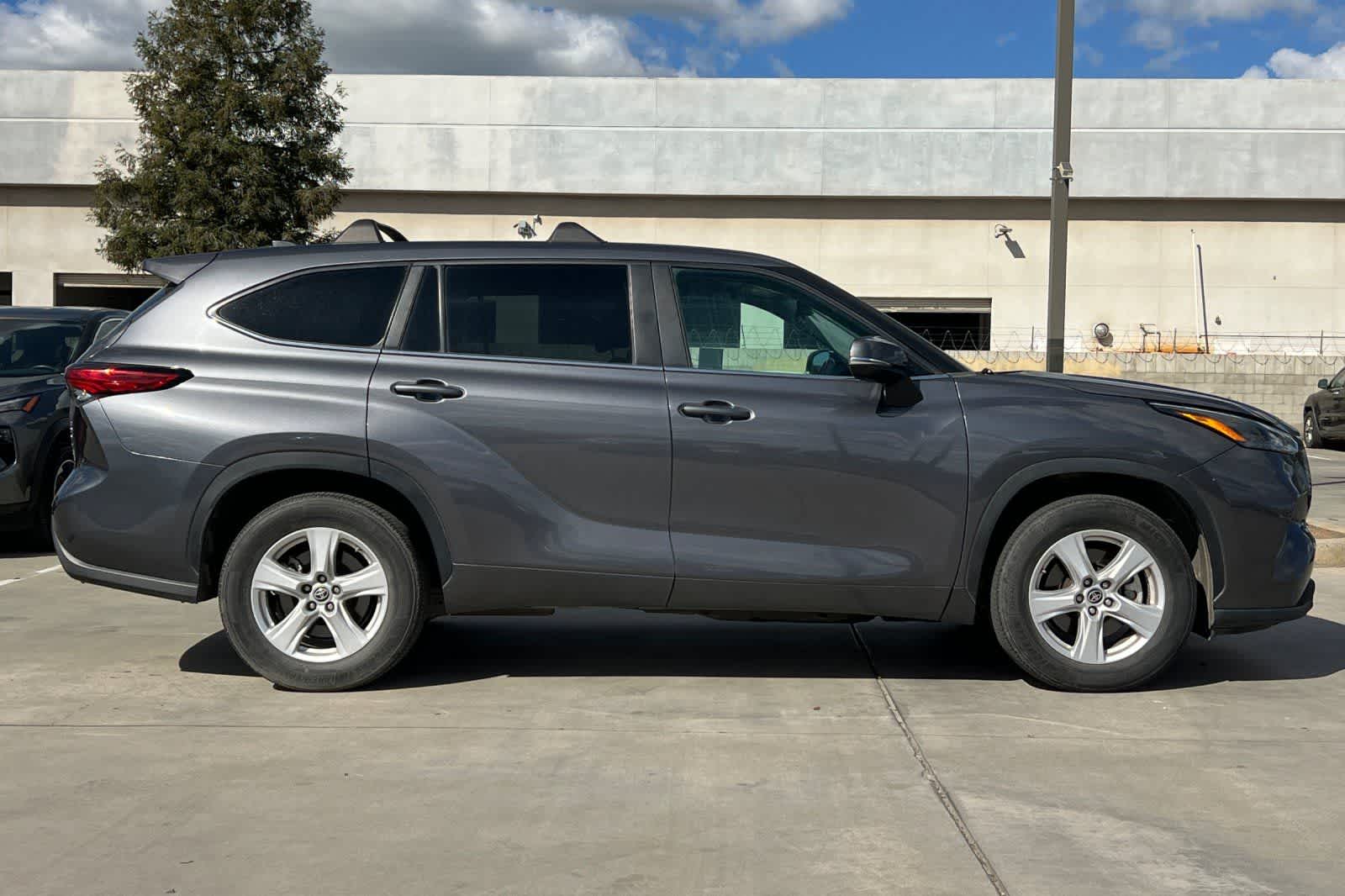 Thumbnail: 2023 Toyota Highlander - 9