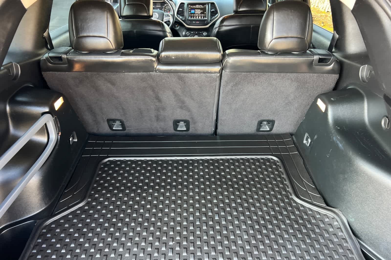 Thumbnail: 2018 Jeep Cherokee - 16