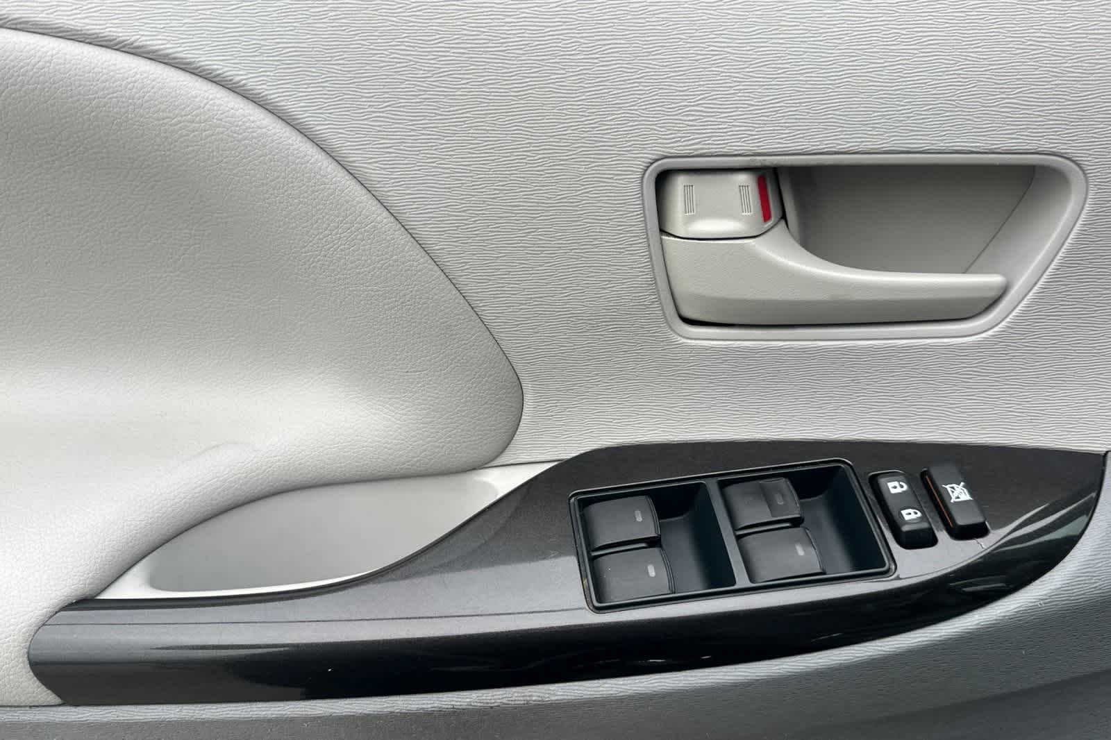 Thumbnail: 2014 Toyota Sienna - 13