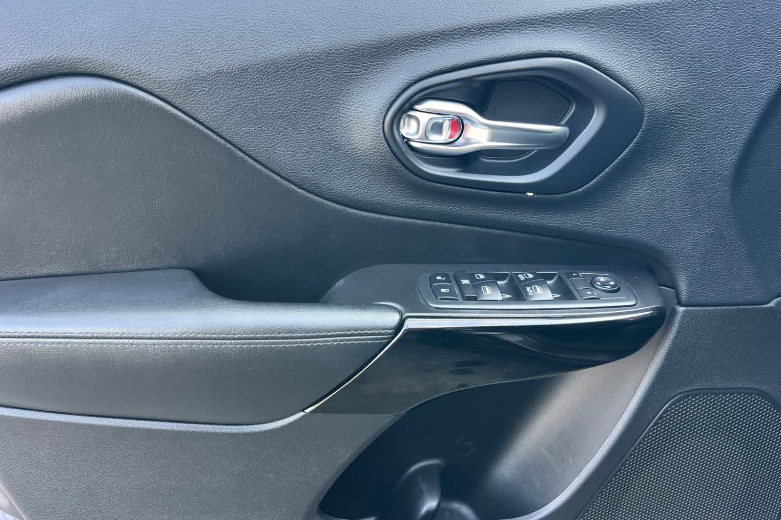 Thumbnail: 2019 Jeep Cherokee - 13