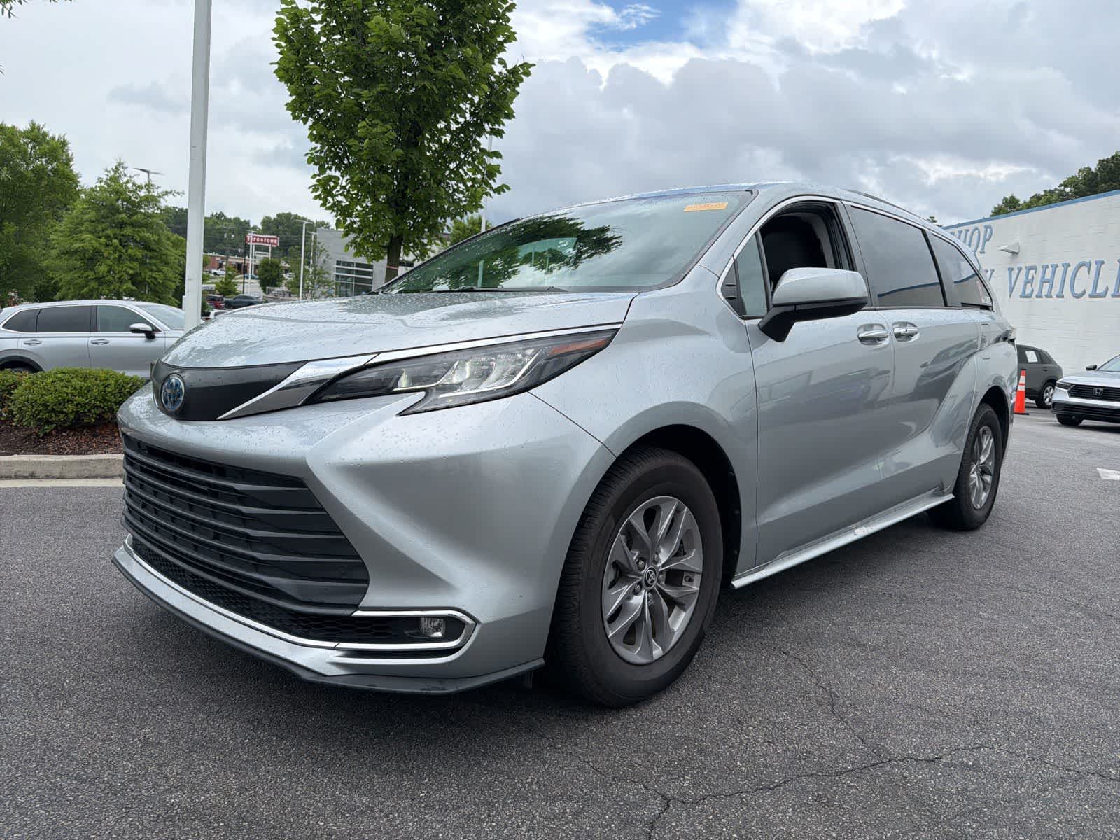 2023 Toyota Sienna XLE 8-Passenger Hybrid FWD's photo