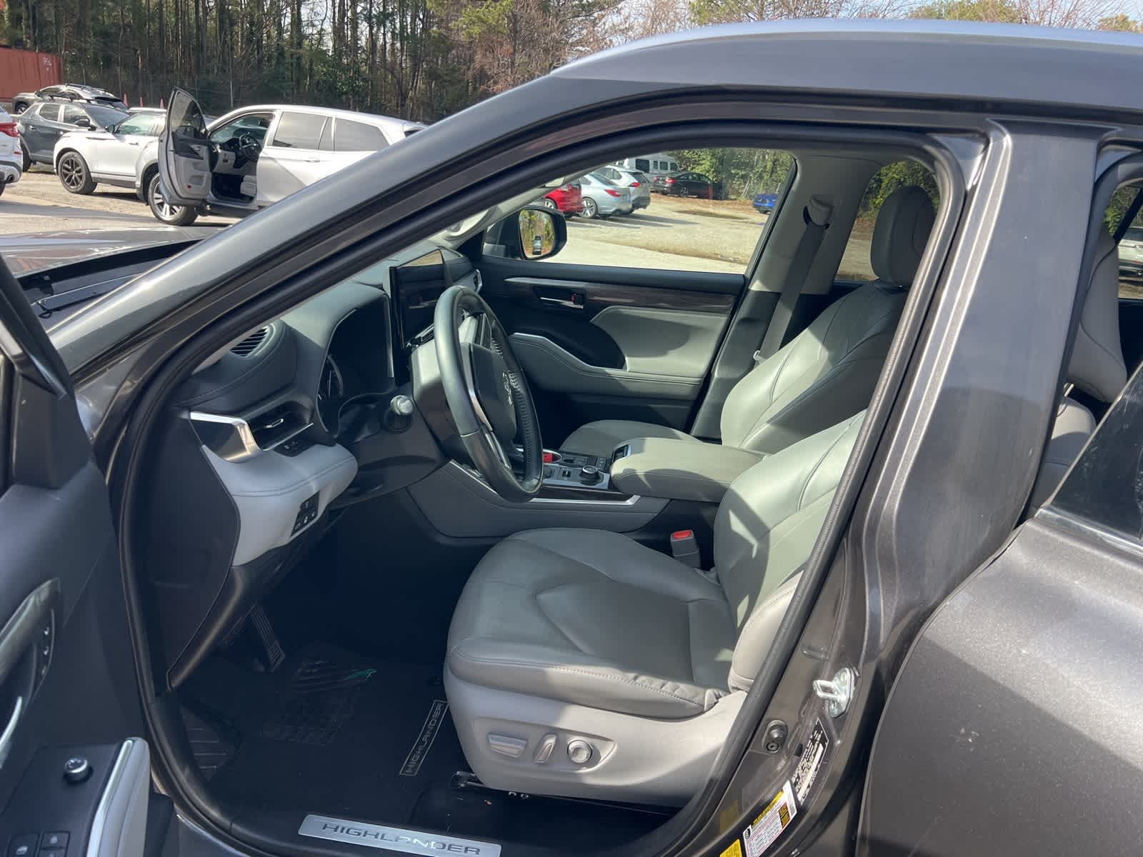 Thumbnail: 2022 Toyota Highlander - 16