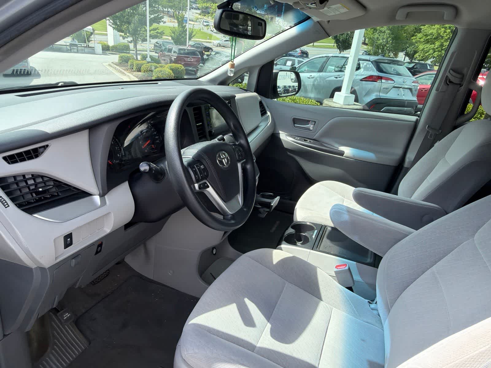 Thumbnail: 2016 Toyota Sienna - 21