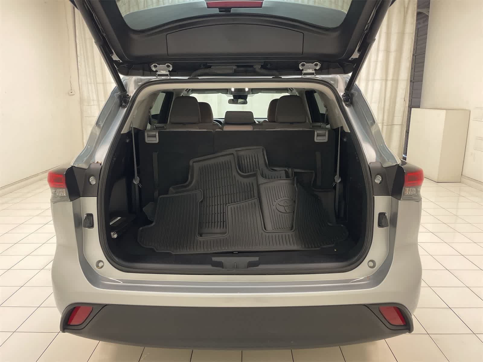 Thumbnail: 2023 Toyota Highlander - 20