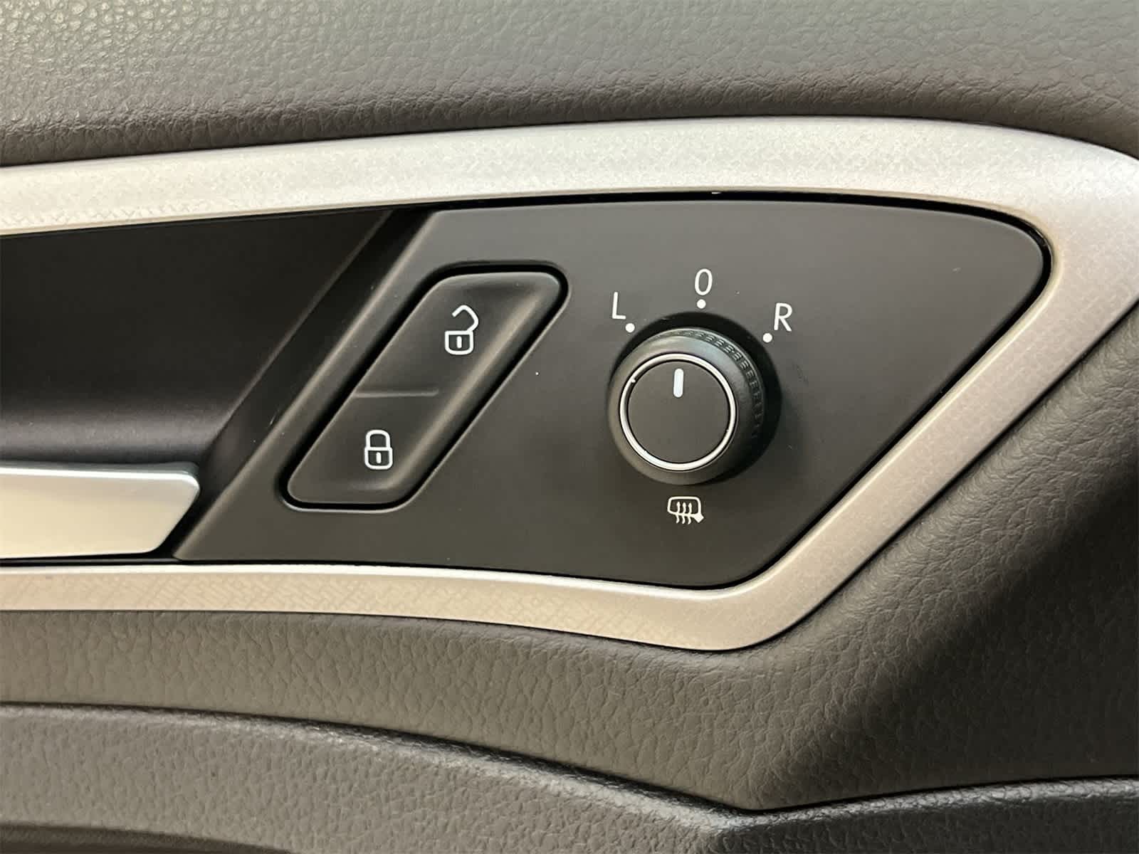 Thumbnail: 2016 Volkswagen e-Golf - 29