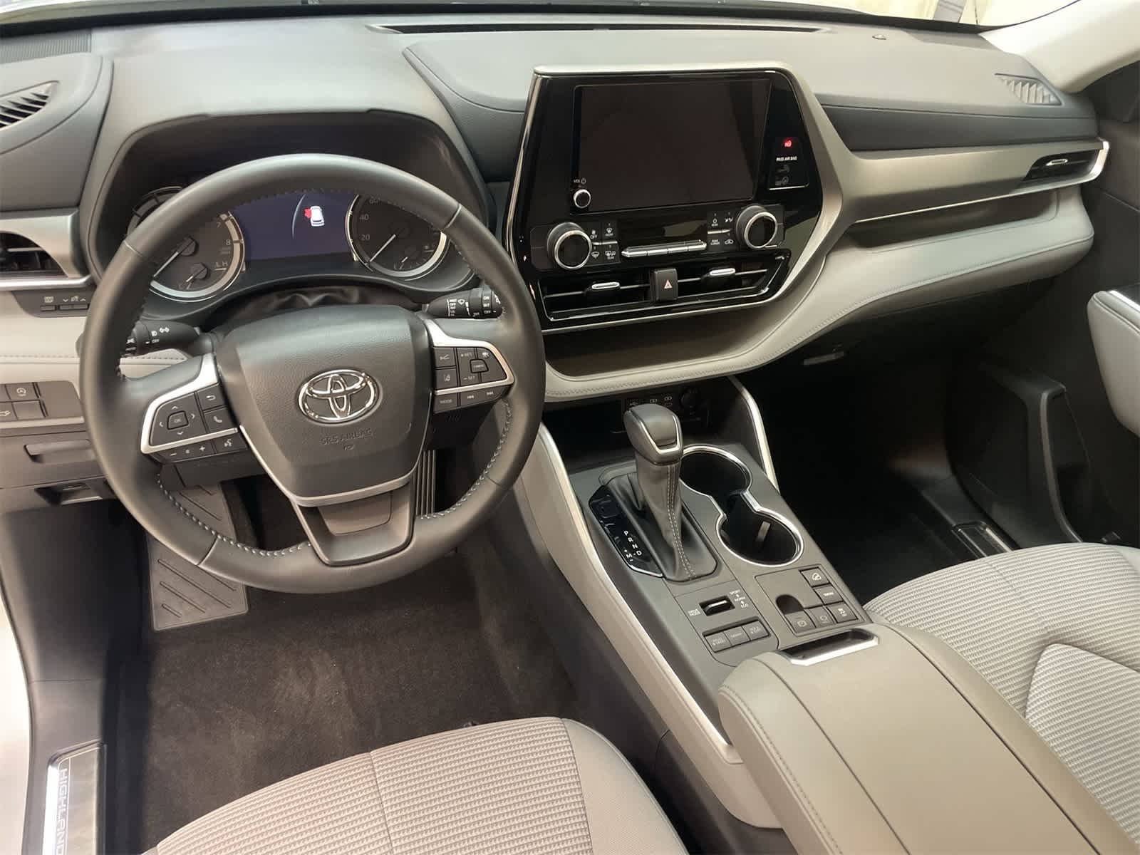 Thumbnail: 2023 Toyota Highlander - 17