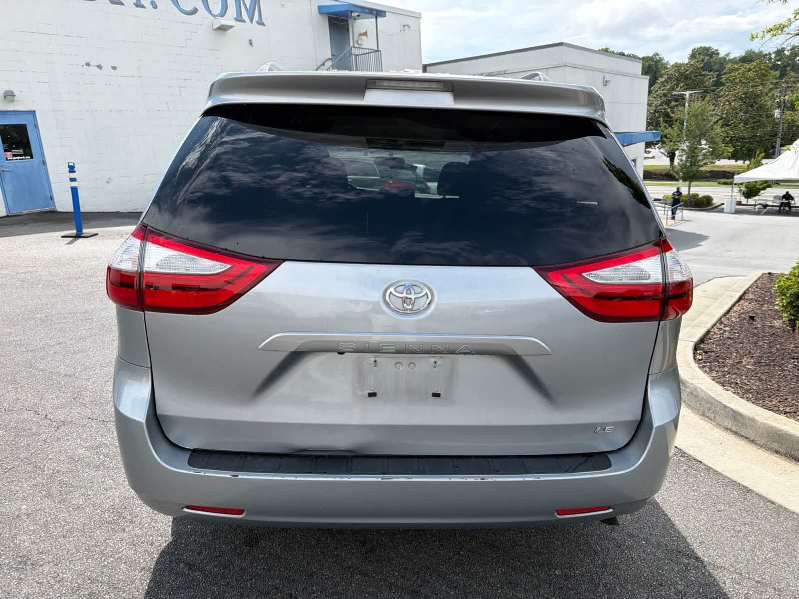 Thumbnail: 2016 Toyota Sienna - 9