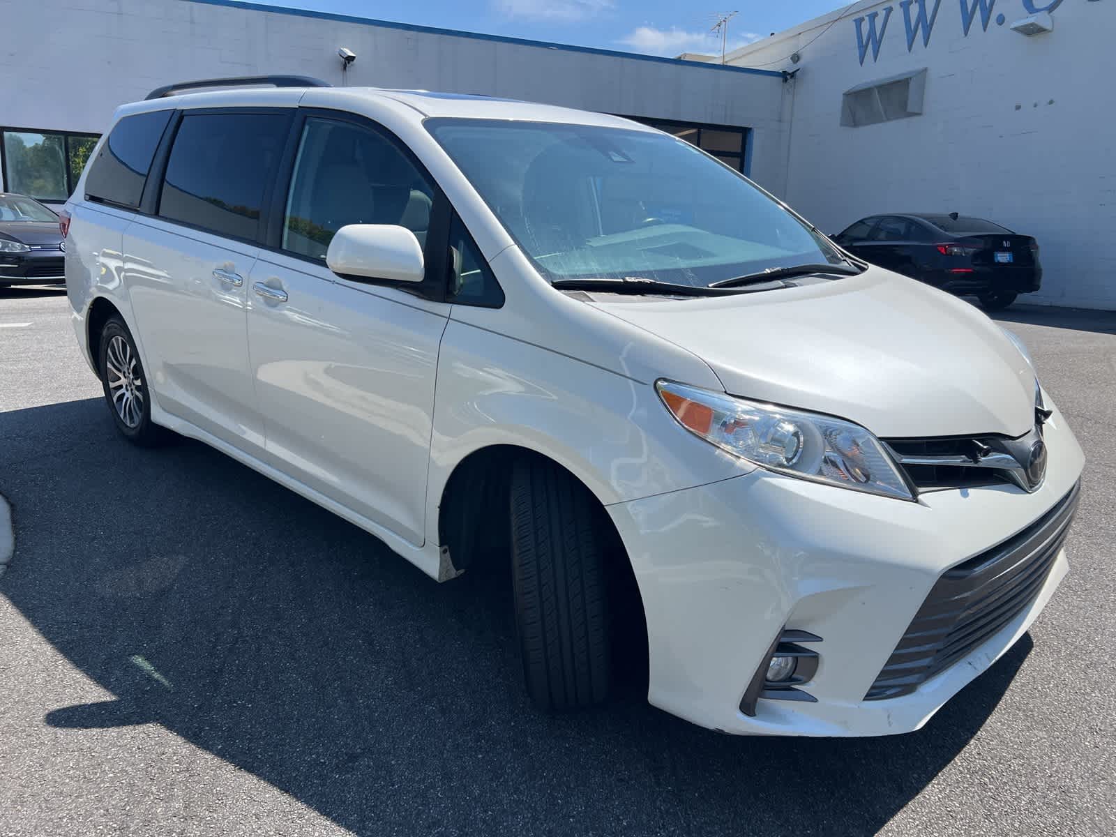 Thumbnail: 2019 Toyota Sienna - 13