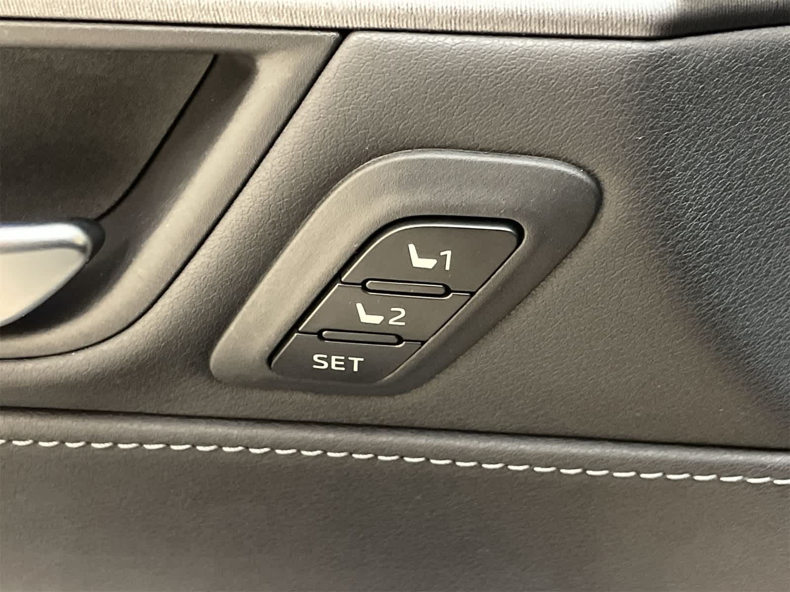 Thumbnail: 2021 Toyota Venza - 18