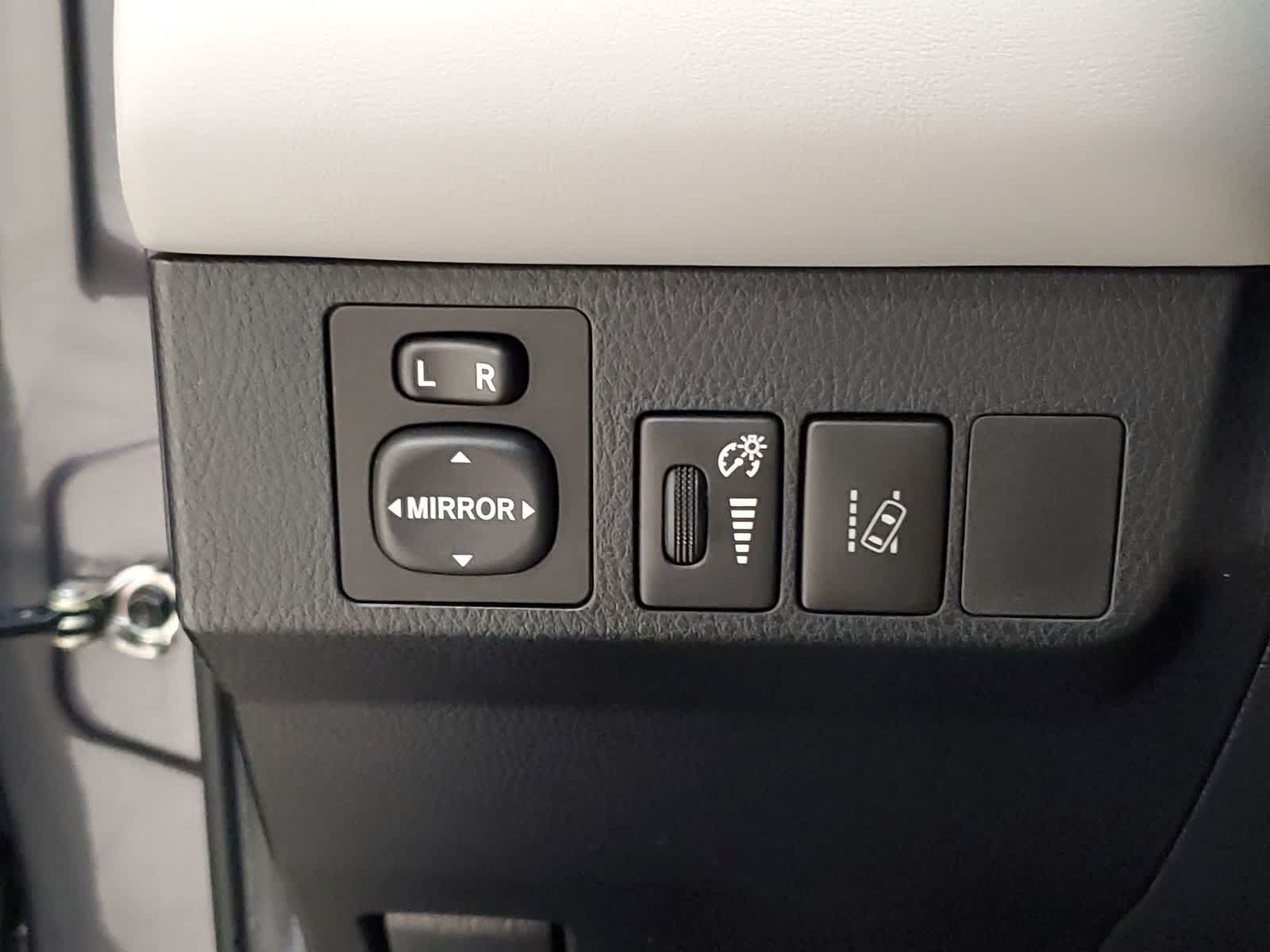 Thumbnail: 2018 Toyota RAV4 - 31