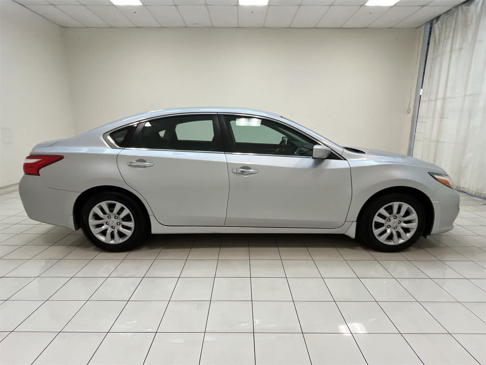 Thumbnail: 2017 Nissan Altima - 24