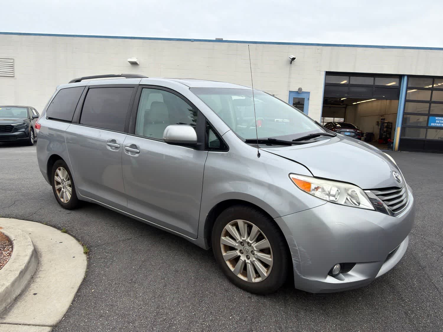 Thumbnail: 2013 Toyota Sienna - 12