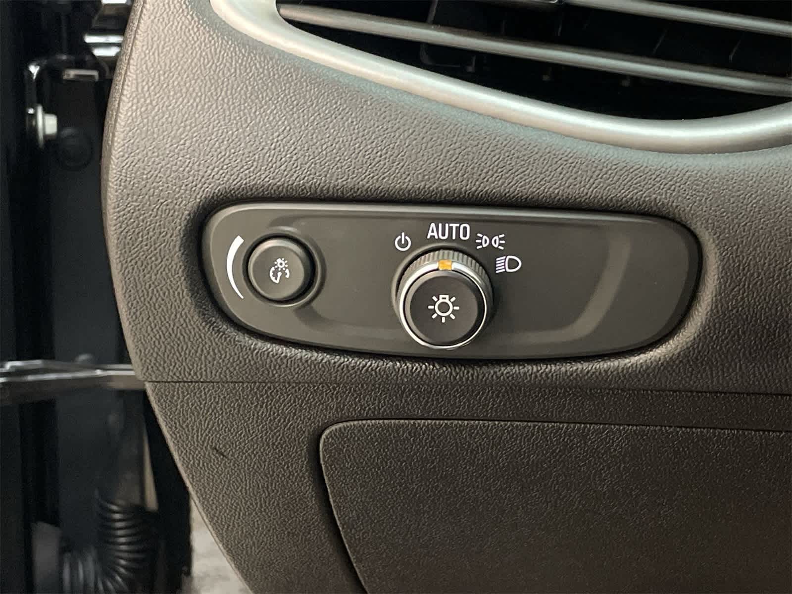 Thumbnail: 2022 Chevrolet Malibu - 31