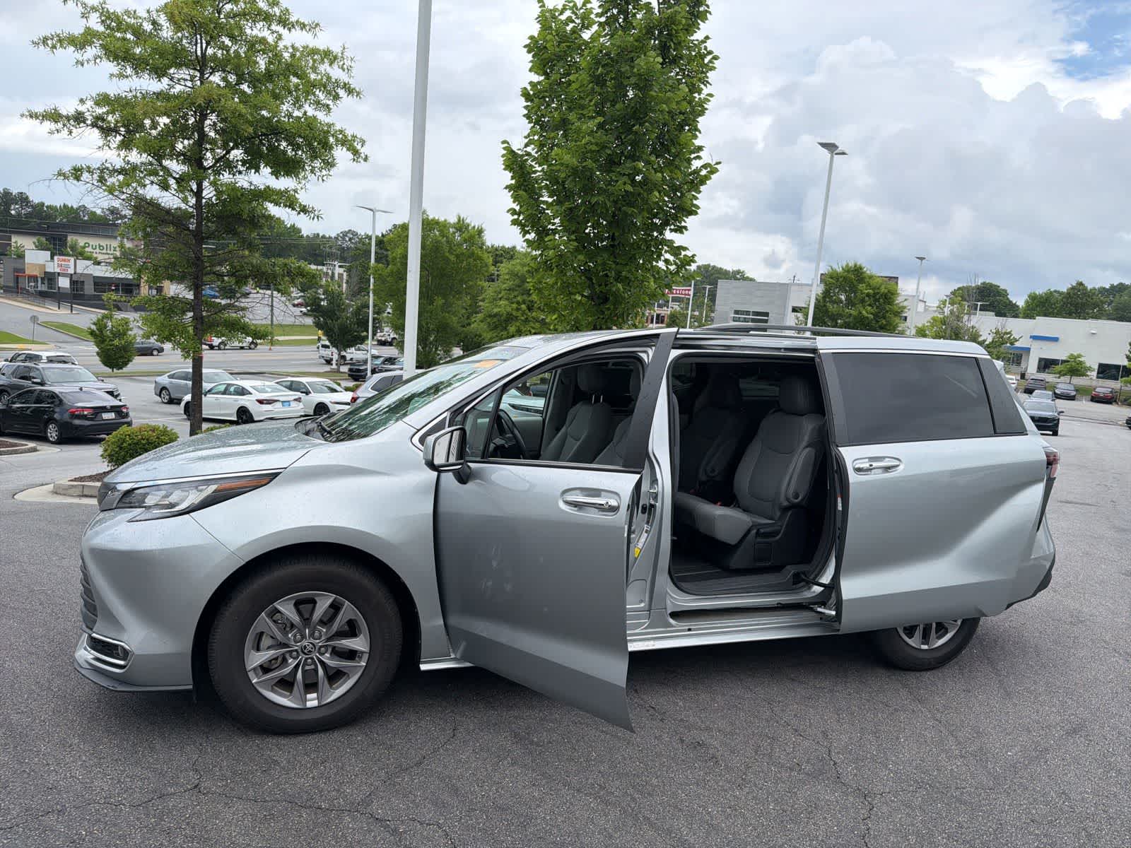 Thumbnail: 2023 Toyota Sienna - 18