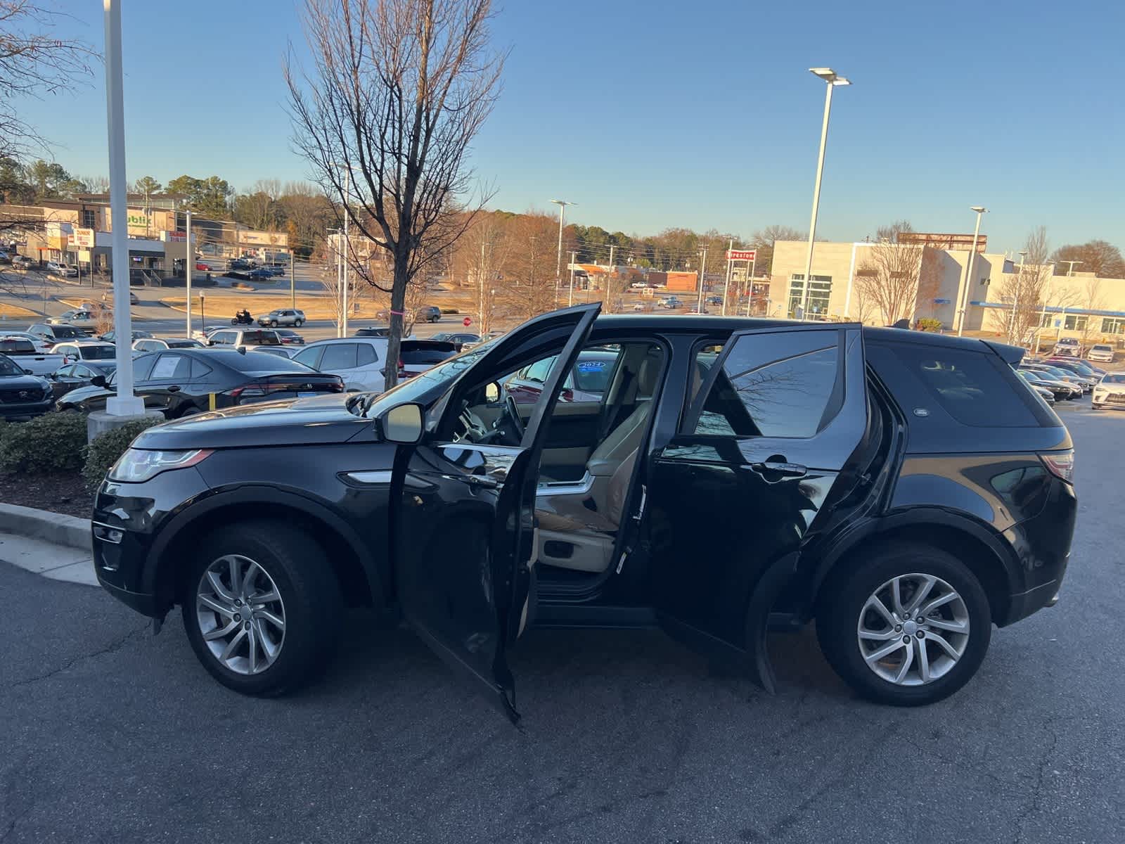 Thumbnail: 2016 Land Rover Discovery Sport - 17