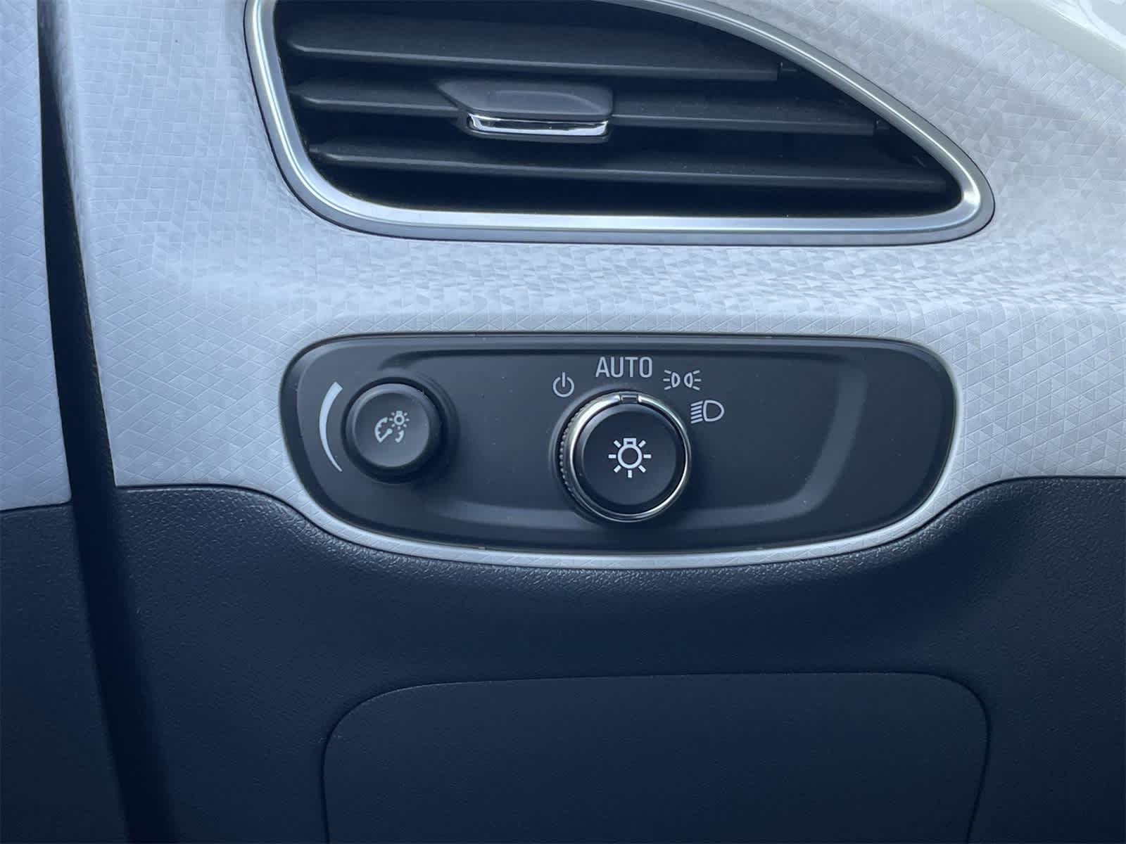 Thumbnail: 2021 Chevrolet Bolt EV - 31