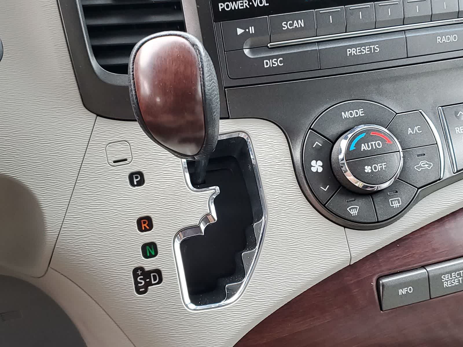 Thumbnail: 2013 Toyota Sienna - 8