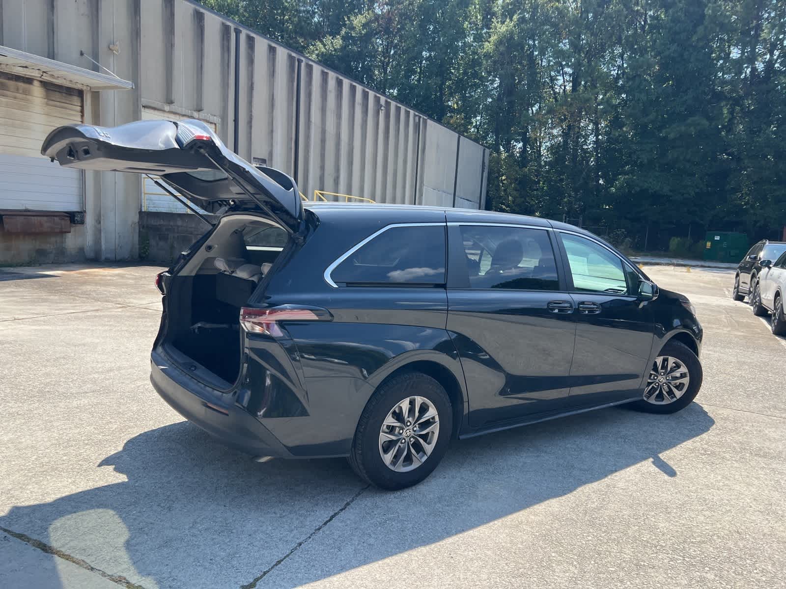 Thumbnail: 2023 Toyota Sienna - 11