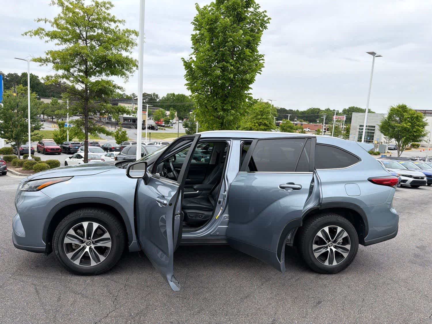 Thumbnail: 2023 Toyota Highlander - 17