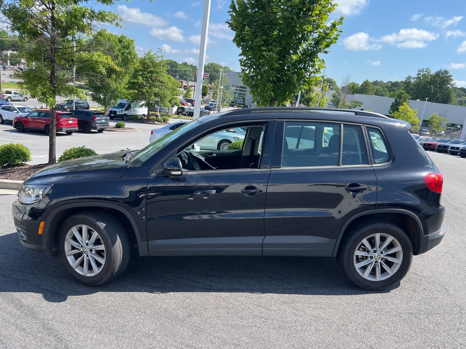 Thumbnail: 2017 Volkswagen Tiguan - 6