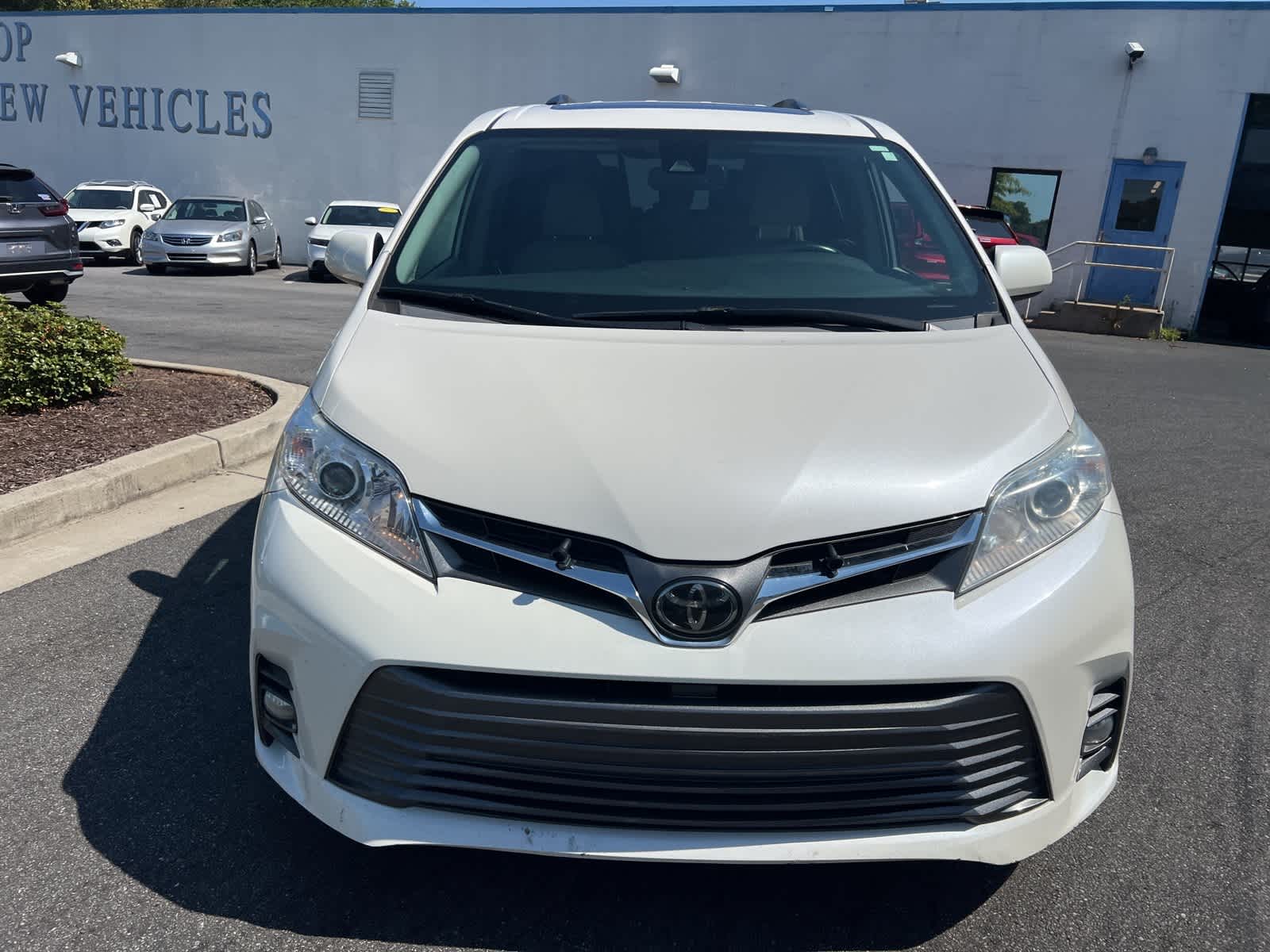Thumbnail: 2019 Toyota Sienna - 15