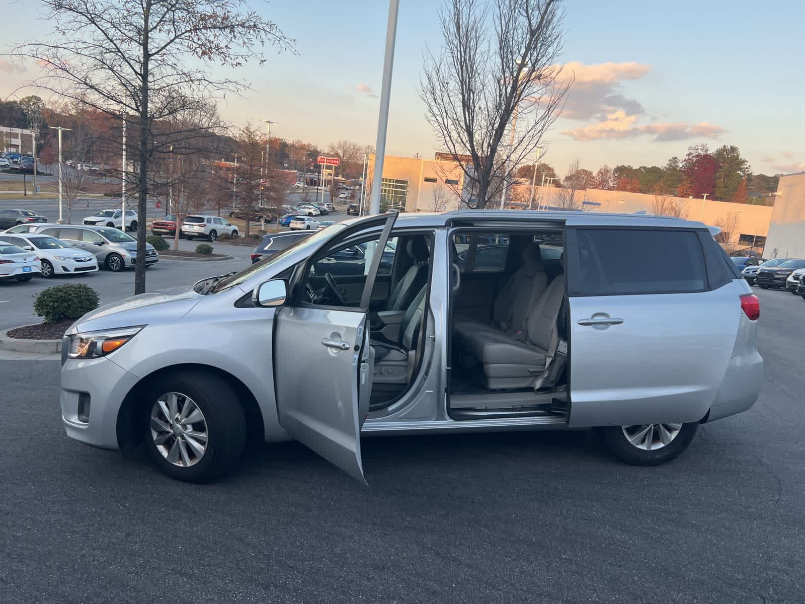 Thumbnail: 2016 Kia Sedona - 17