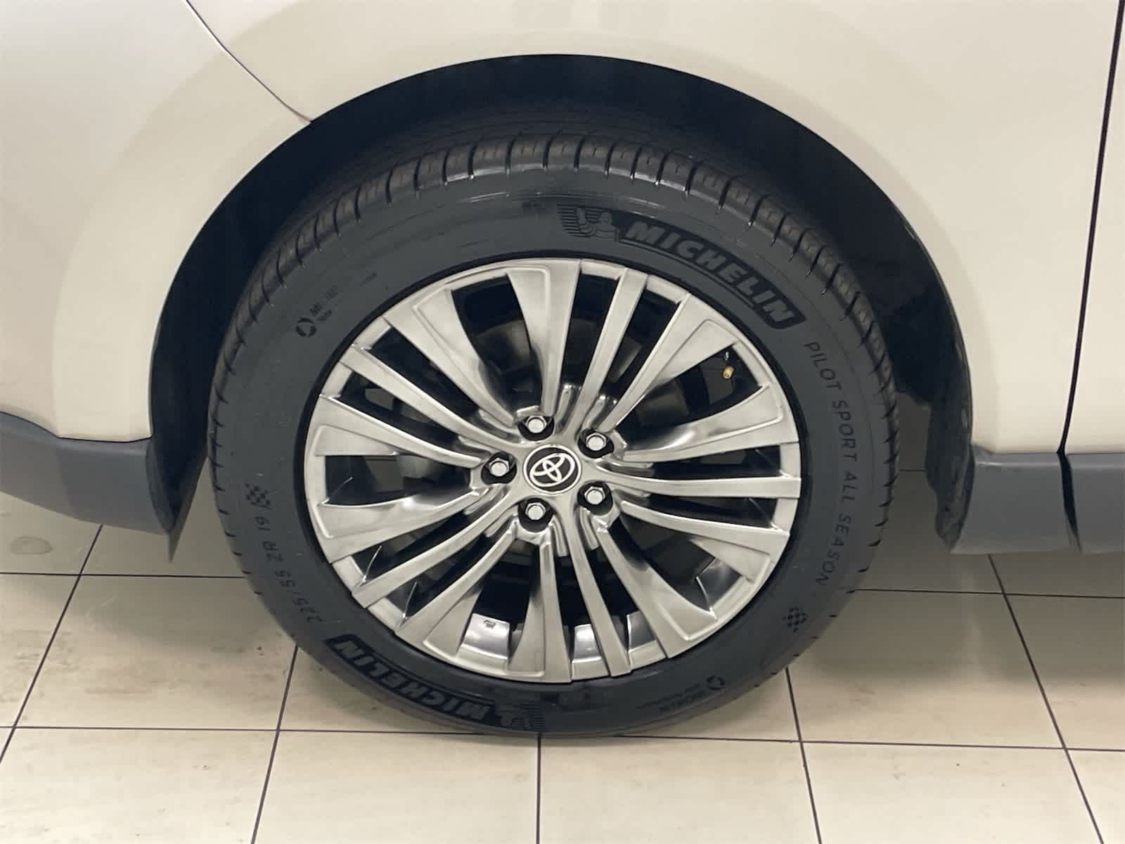 Thumbnail: 2021 Toyota Venza - 25