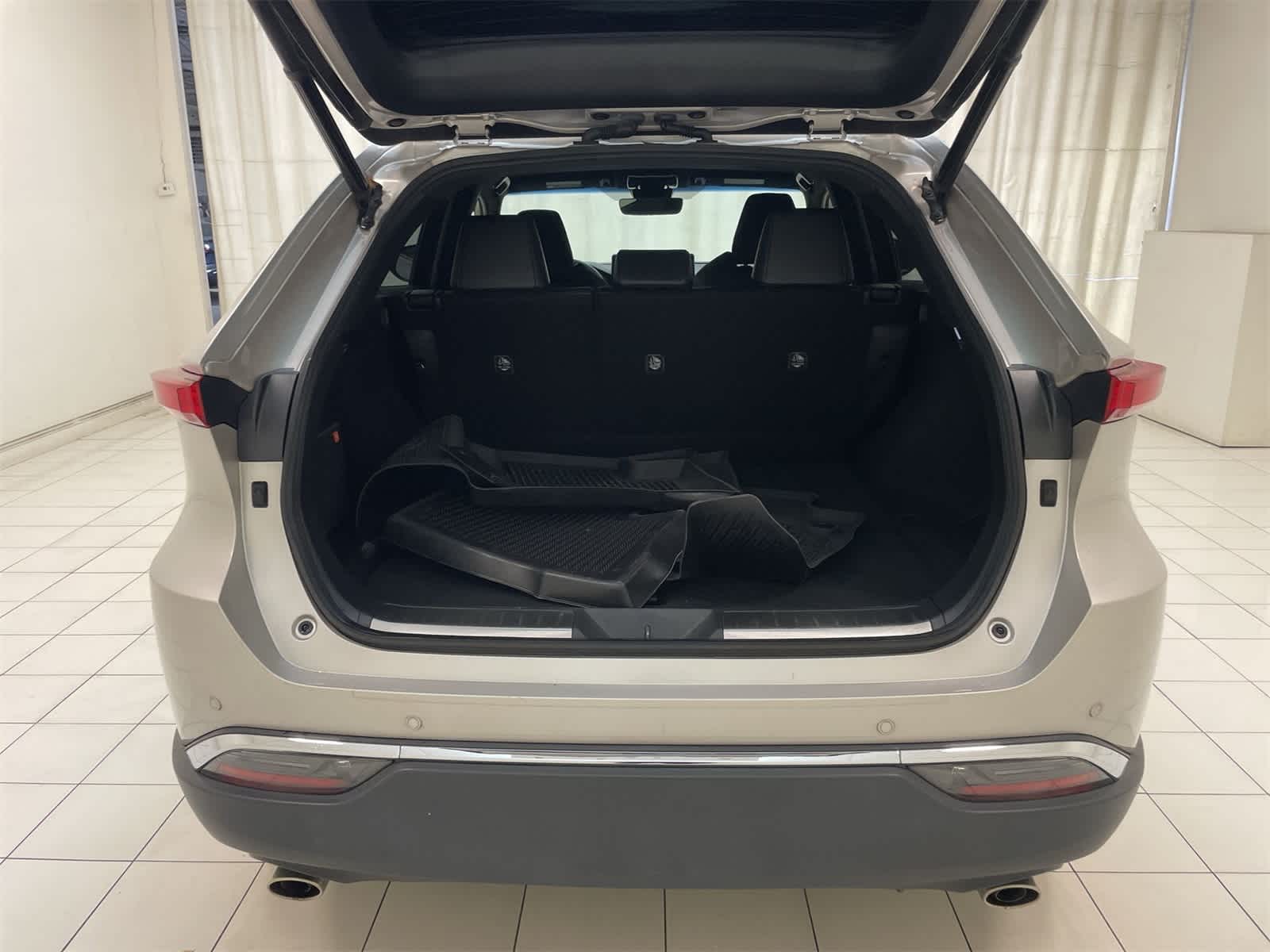 Thumbnail: 2021 Toyota Venza - 23