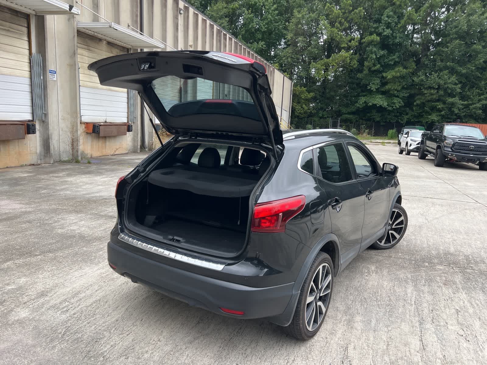 Thumbnail: 2017 Nissan Rogue Sport - 10
