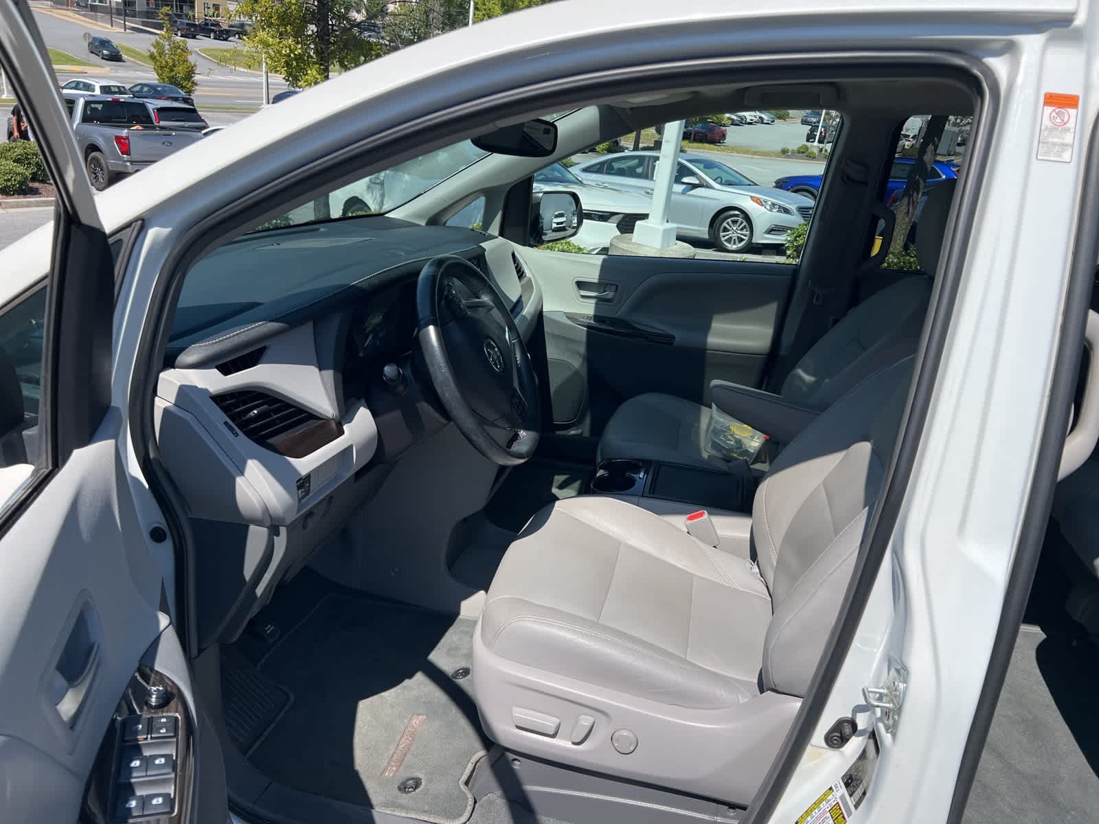 Thumbnail: 2019 Toyota Sienna - 16