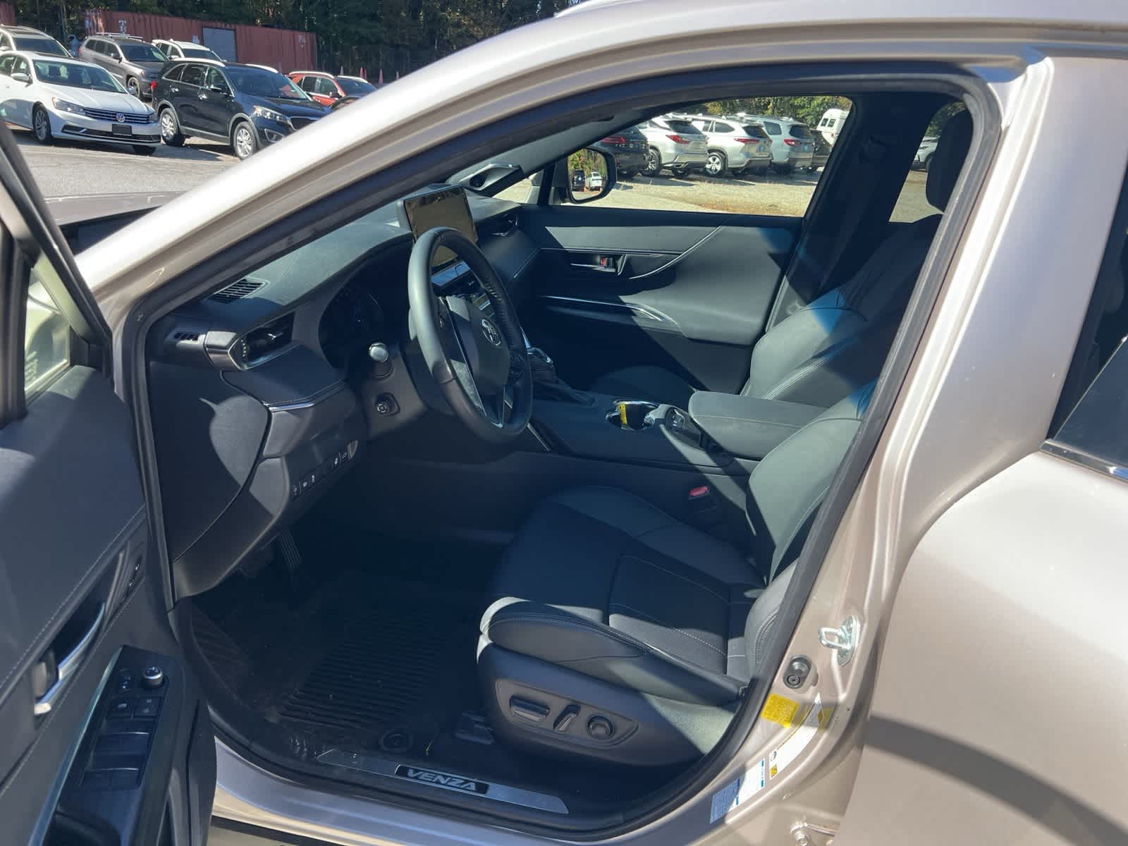 Thumbnail: 2021 Toyota Venza - 16