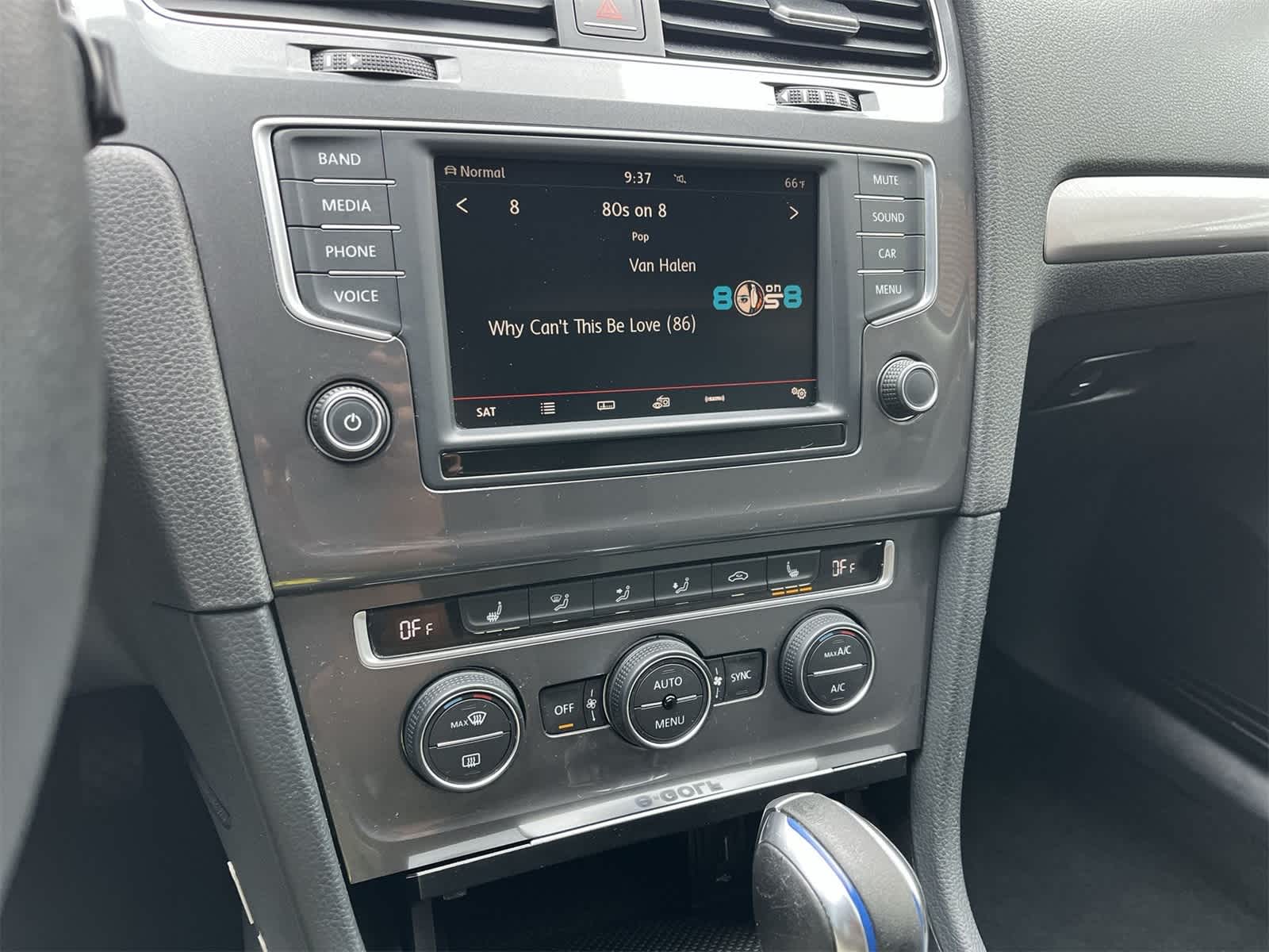 2016 Volkswagen e-Golf SE photo 4