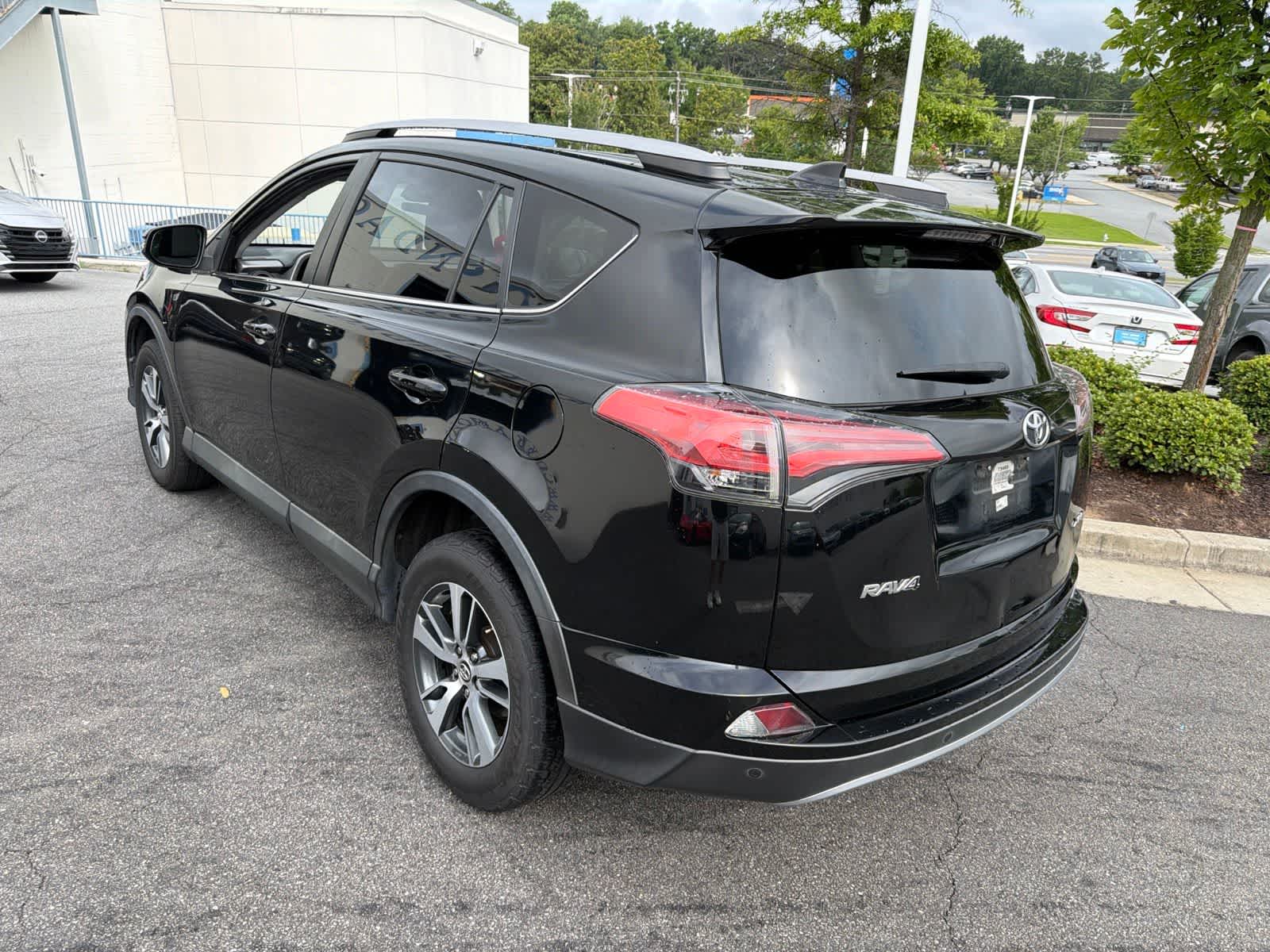 Thumbnail: 2018 Toyota RAV4 - 9