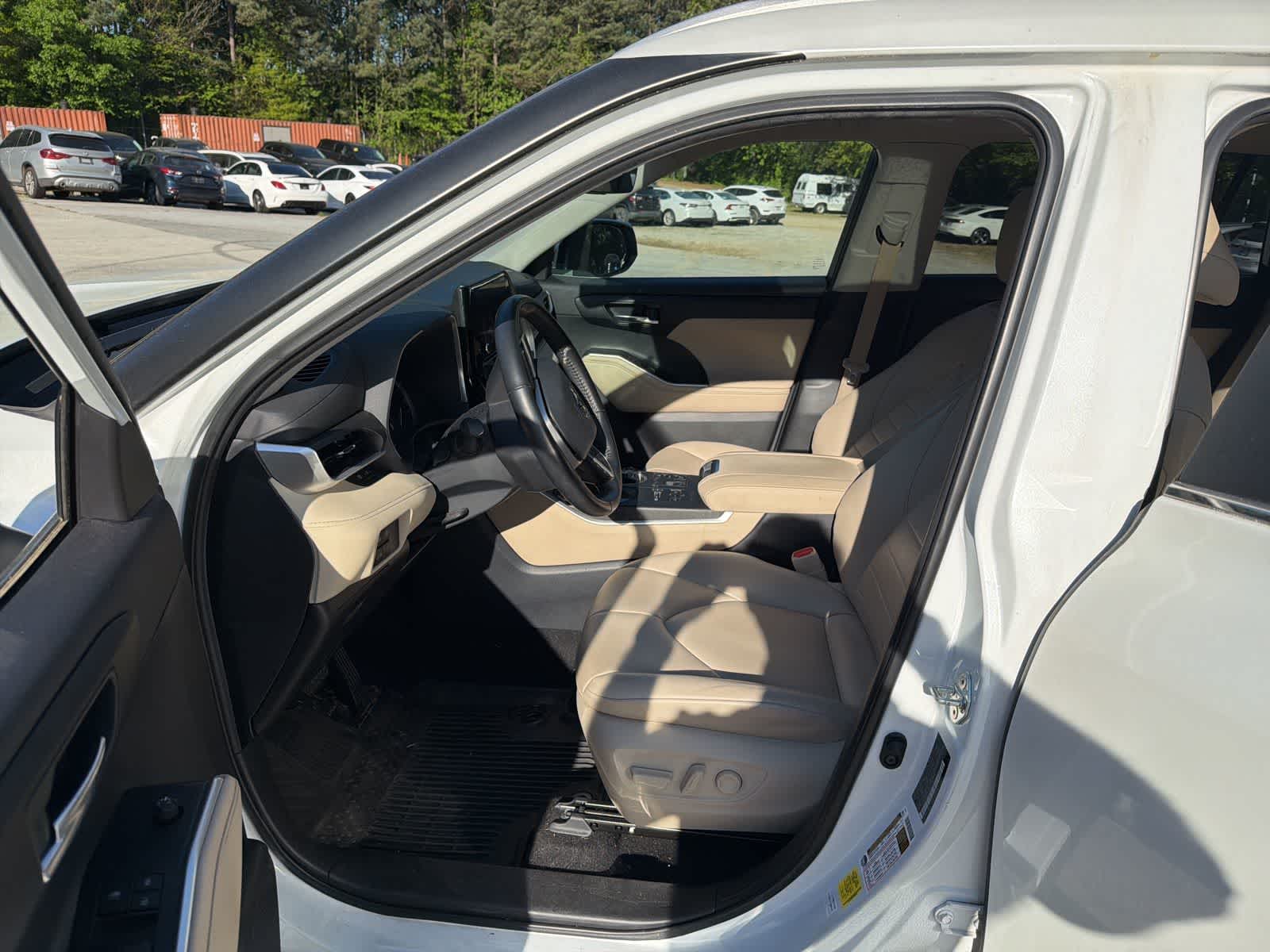 Thumbnail: 2023 Toyota Highlander - 17