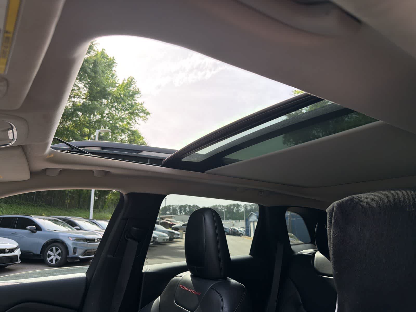 Thumbnail: 2014 Jeep Cherokee - 19