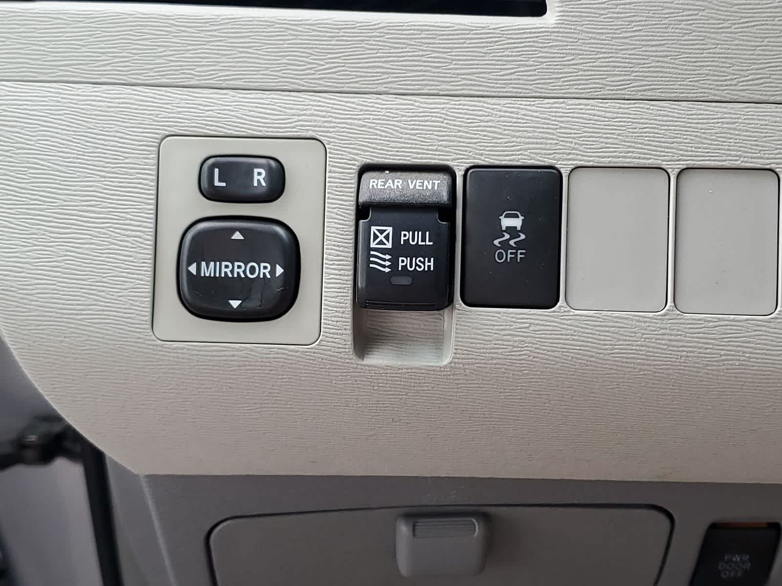 Thumbnail: 2013 Toyota Sienna - 32