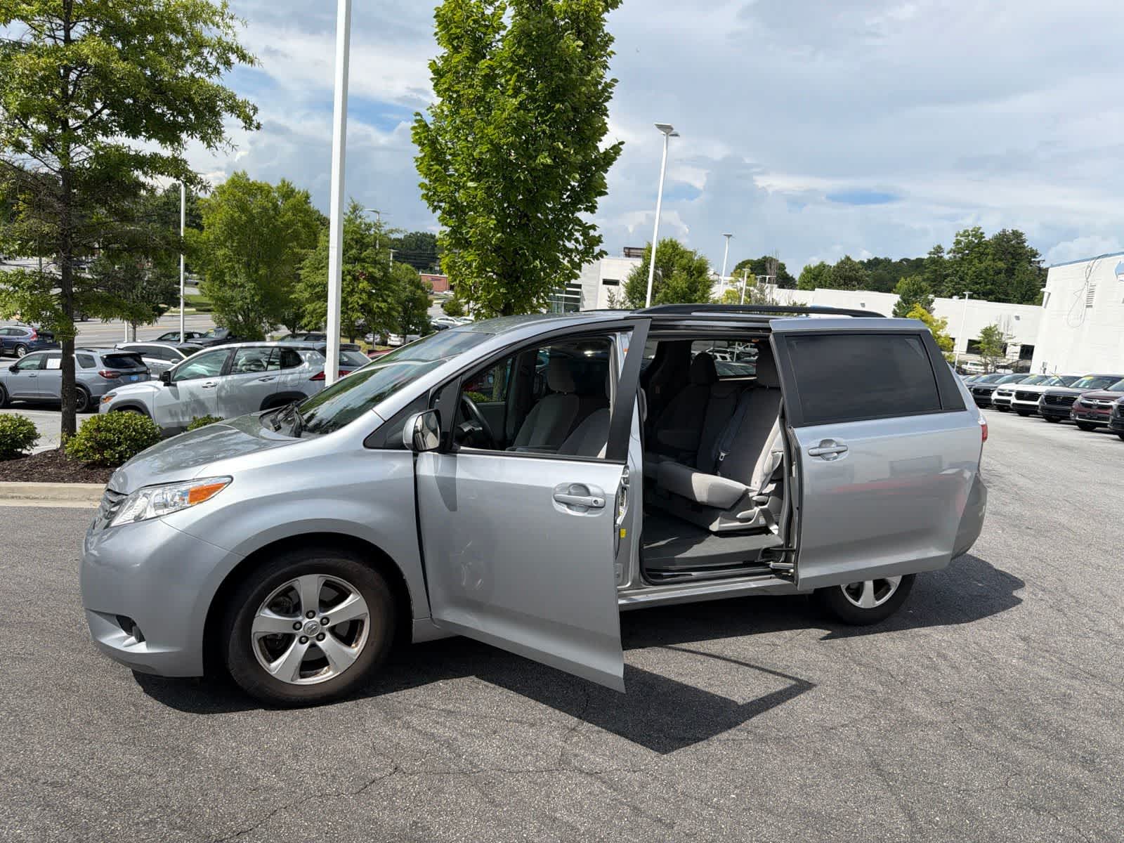 Thumbnail: 2016 Toyota Sienna - 17