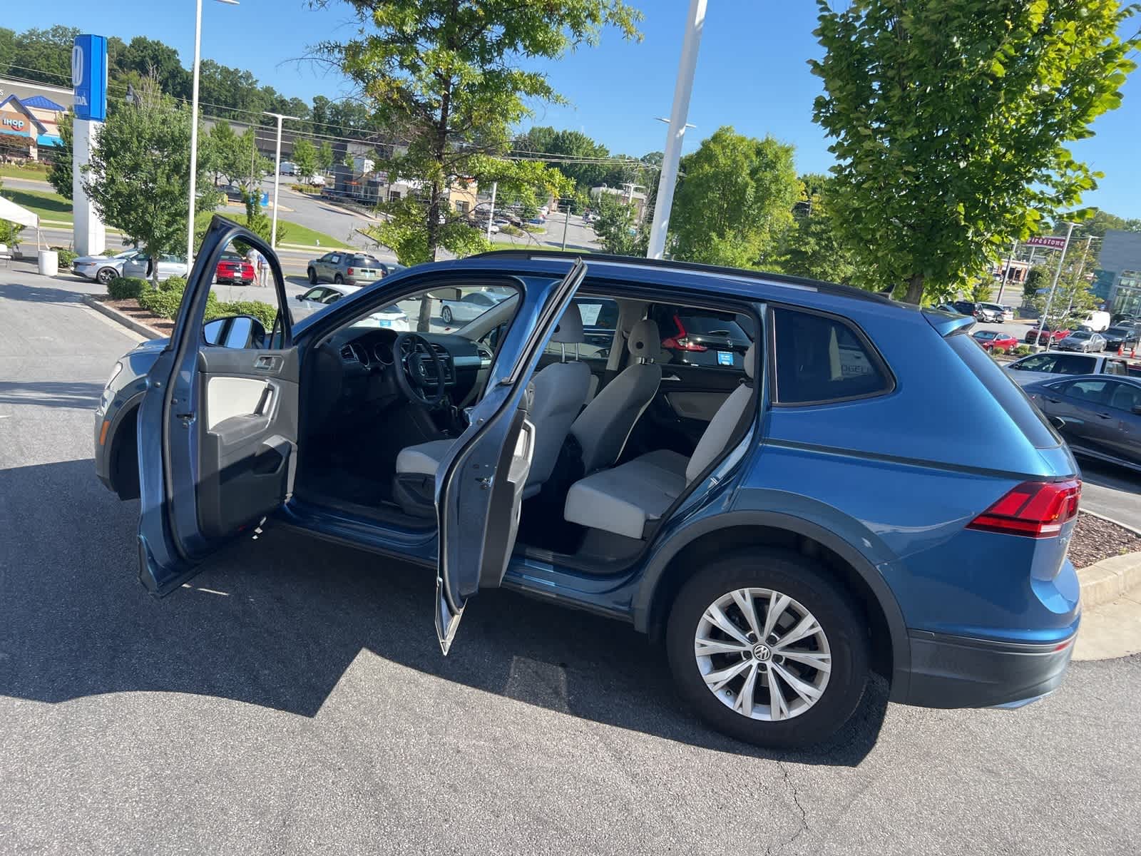 Thumbnail: 2020 Volkswagen Tiguan - 18