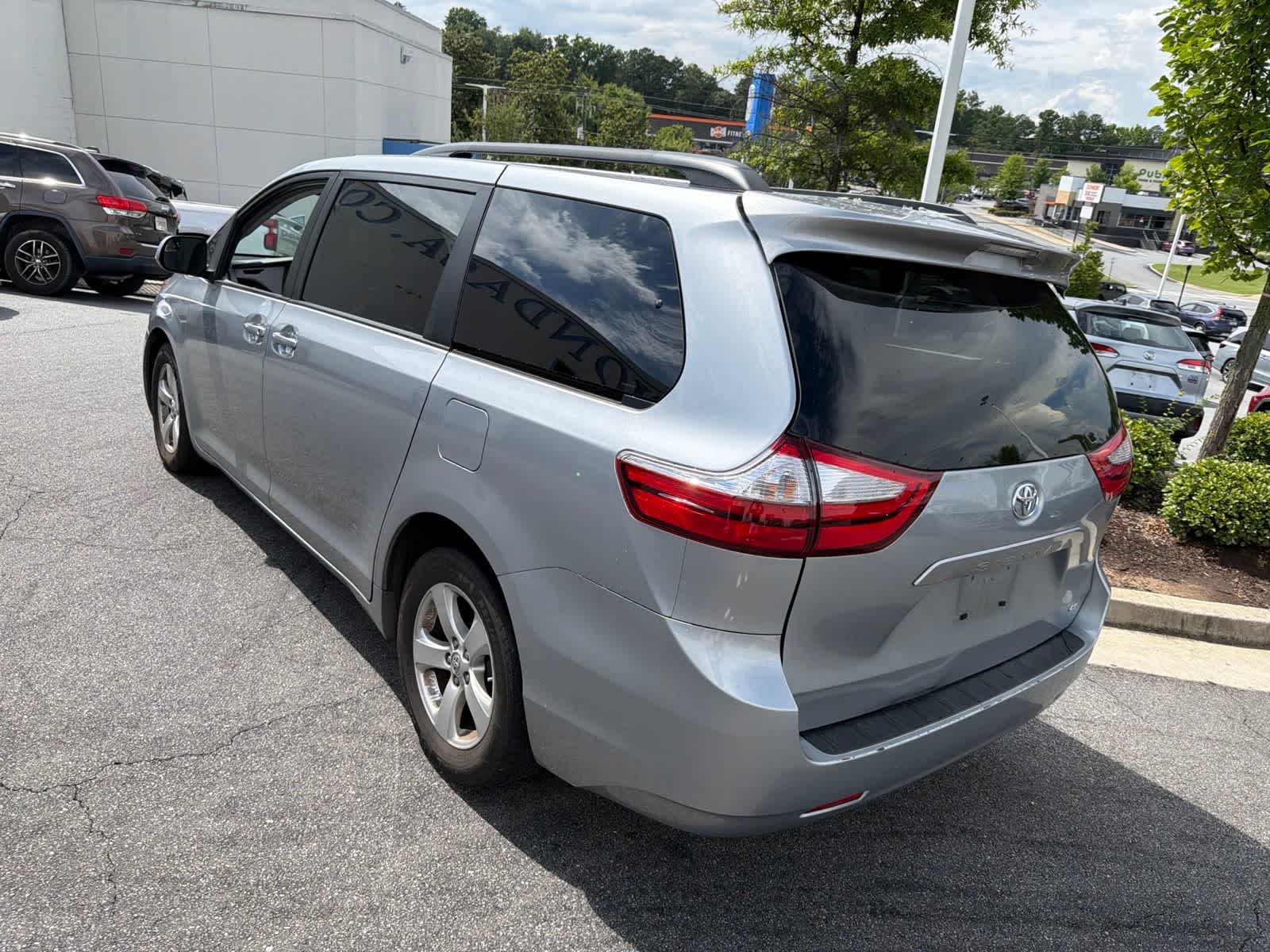 Thumbnail: 2016 Toyota Sienna - 8