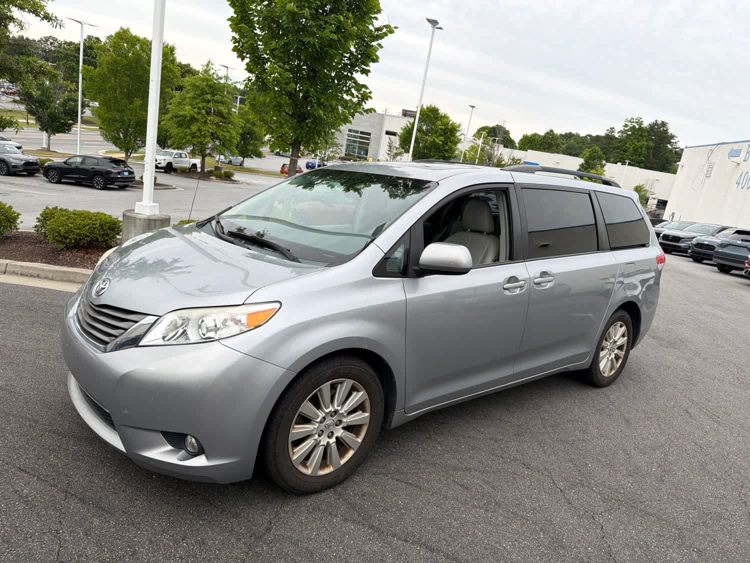 Thumbnail: 2013 Toyota Sienna - 4