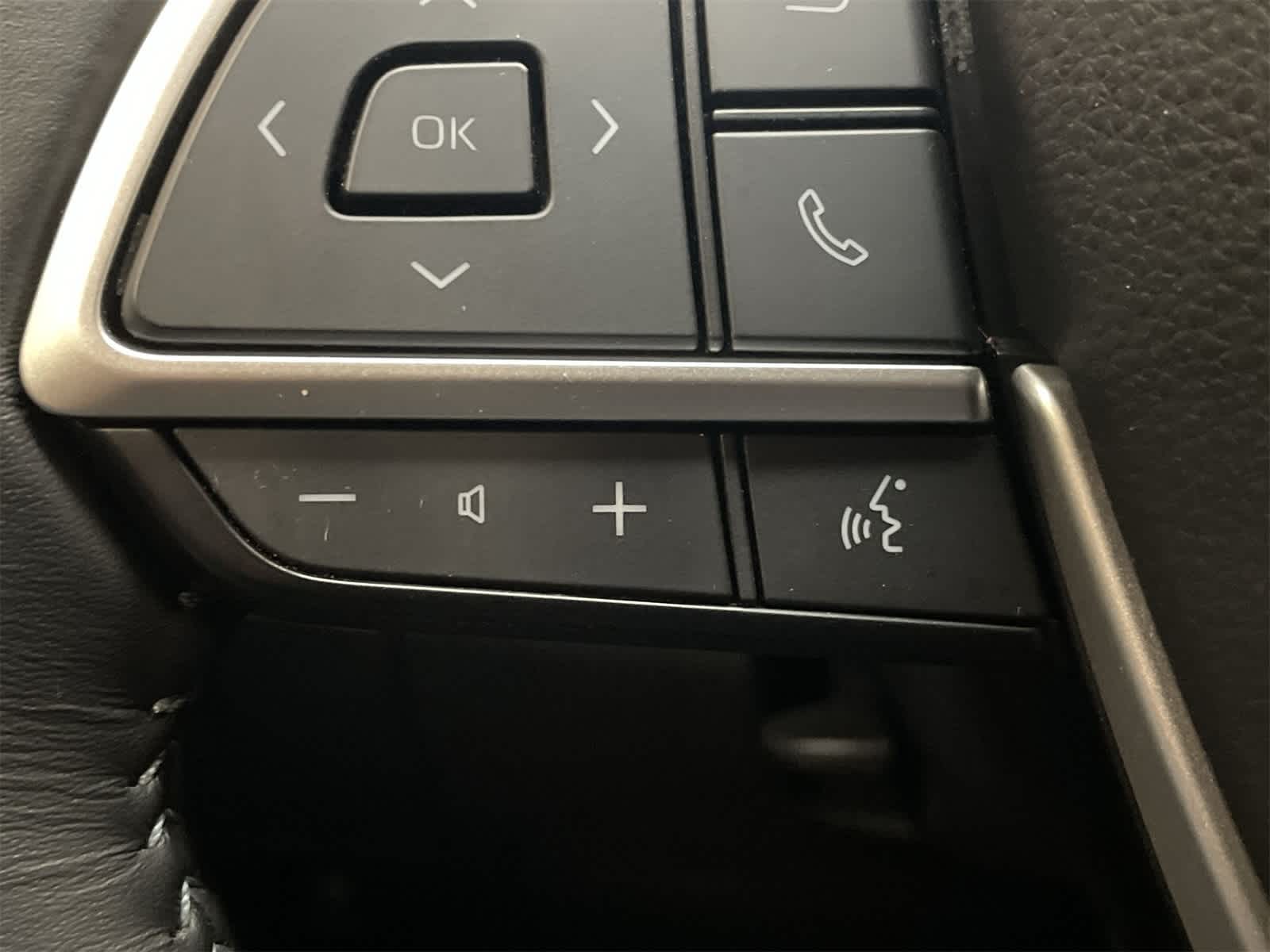 Thumbnail: 2023 Toyota Highlander - 31