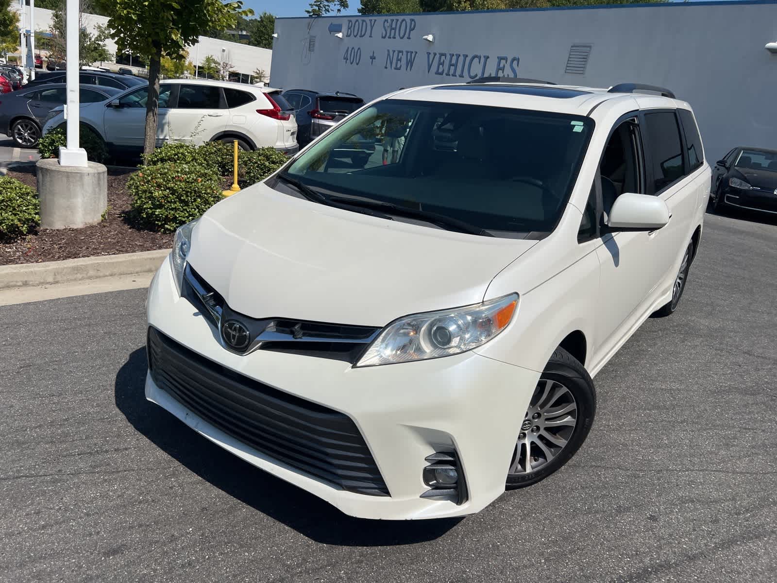 Thumbnail: 2019 Toyota Sienna - 3