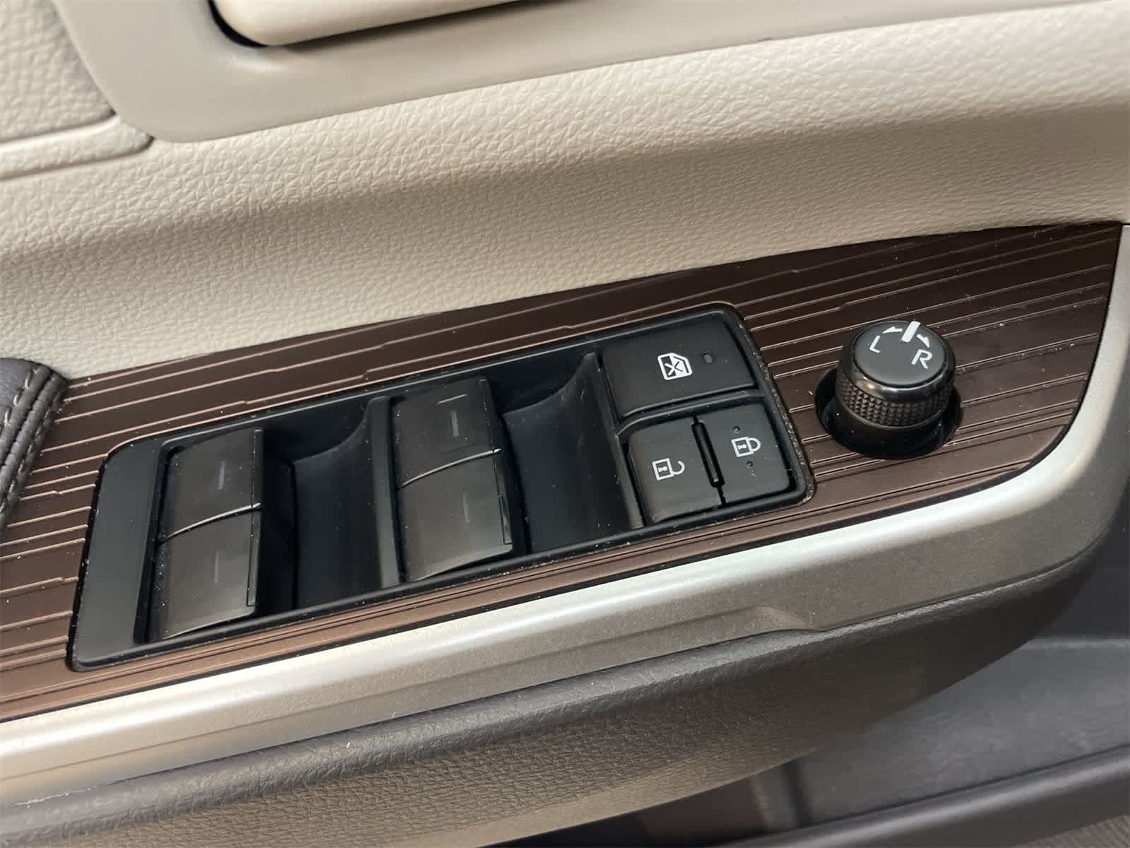 Thumbnail: 2023 Toyota Sienna - 14