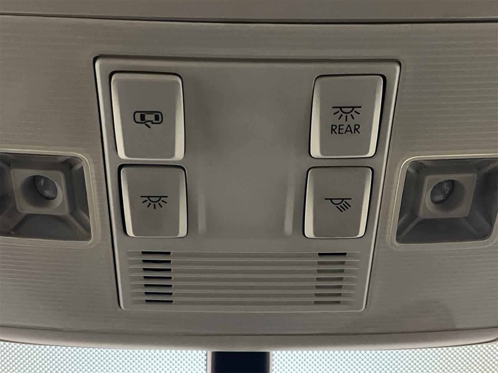 Thumbnail: 2016 Volkswagen e-Golf - 34