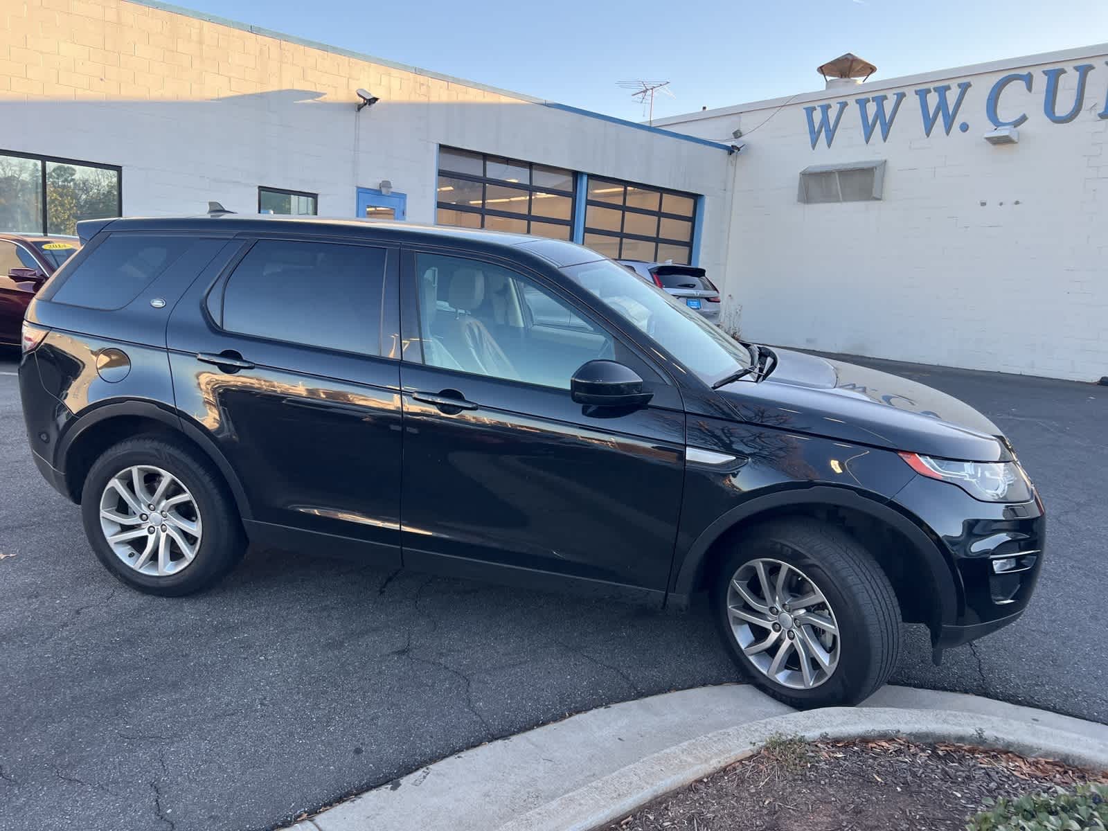 Thumbnail: 2016 Land Rover Discovery Sport - 12